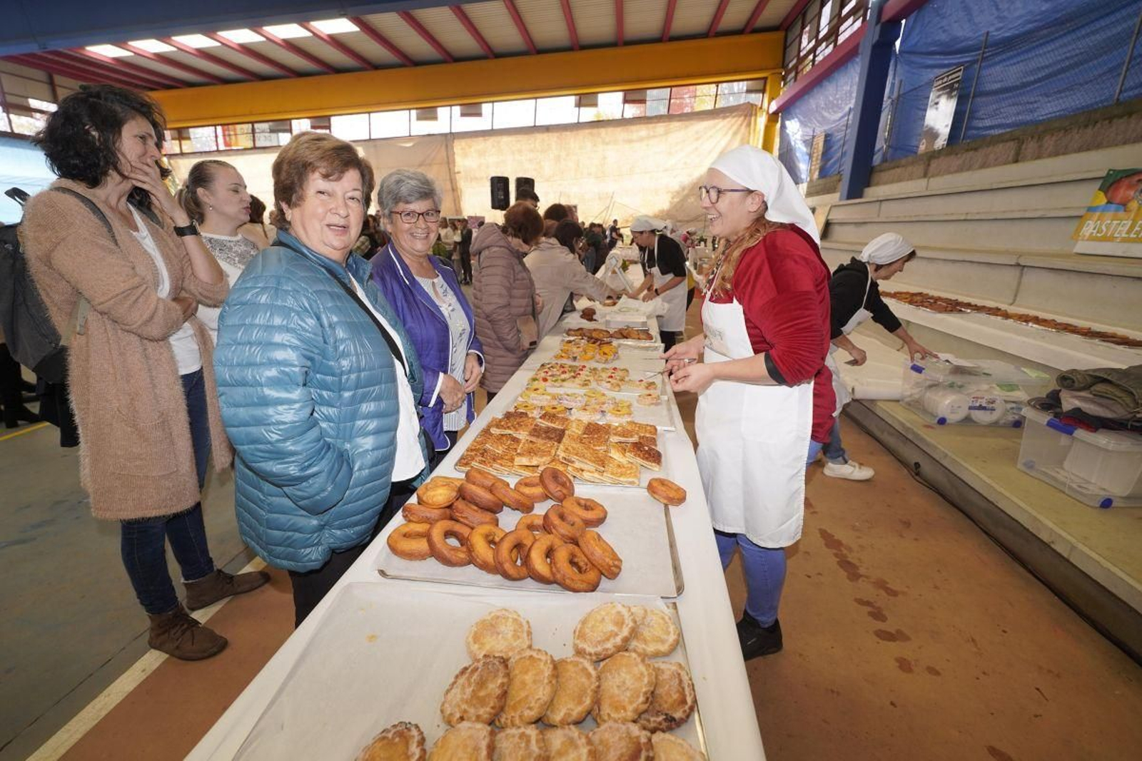 Cientos de personas se acercaron al Colexio Carballal de Cabral.