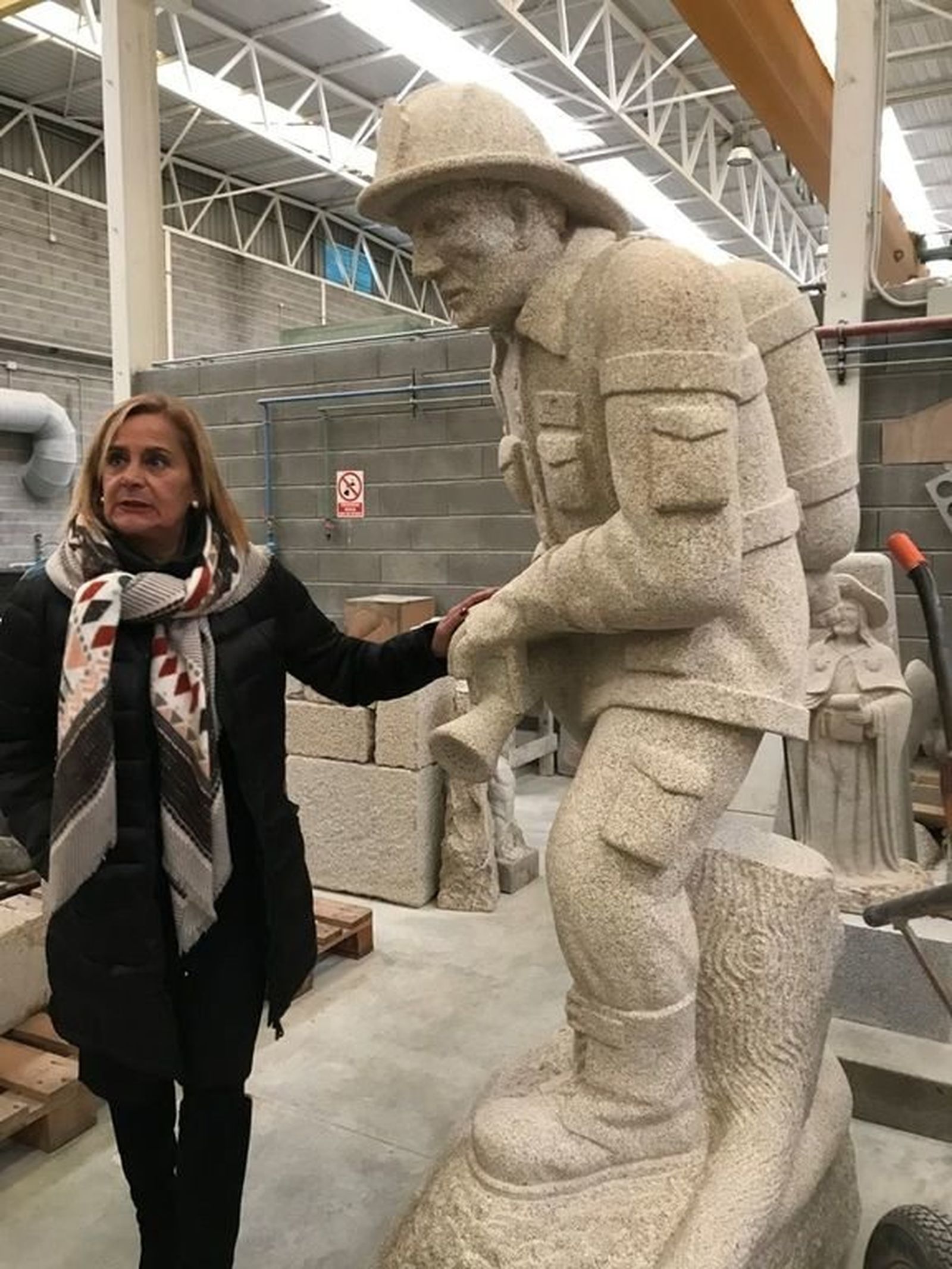 Carmela Silva junto a la escultura creada en la escuela de la Diputación.