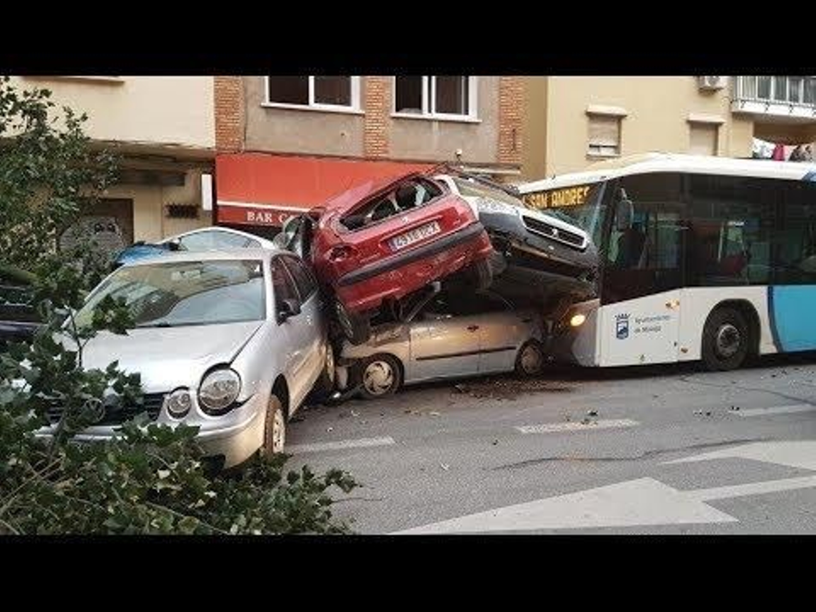 Un autobús arrolla en Málaga a varios coches tras sufrir su conductor un infarto