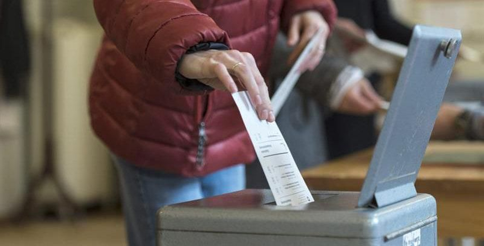 Uno de los participantes en el referendum realizado en Suiza.