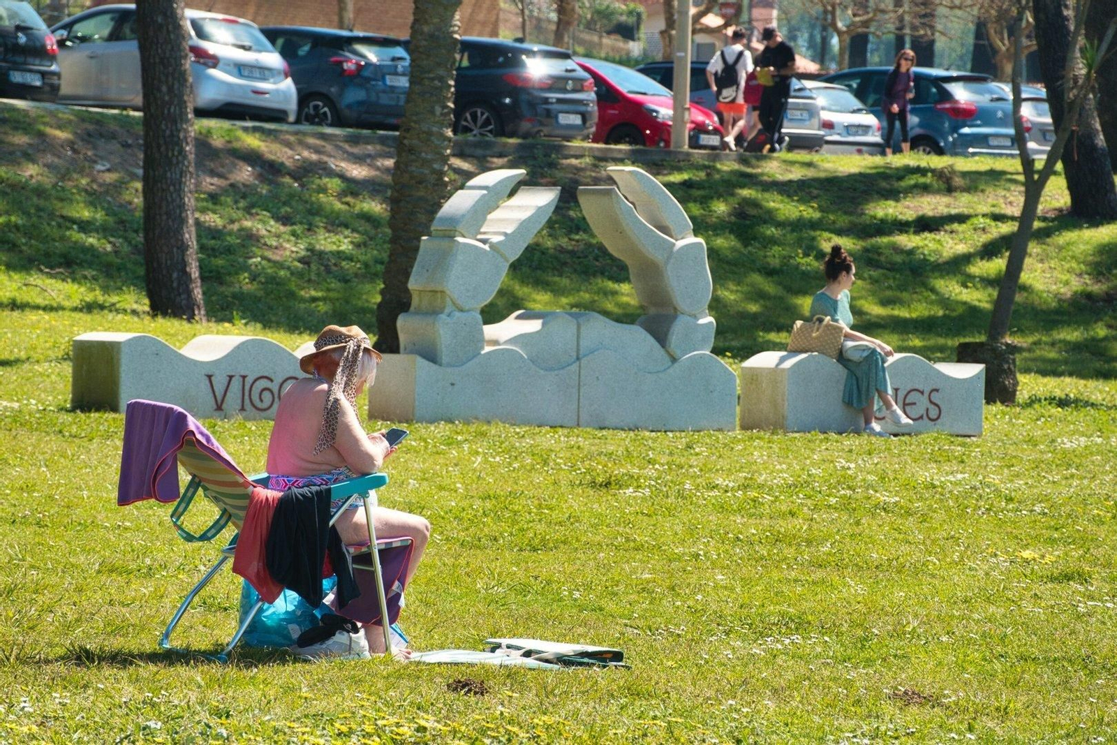 Una mujer sentada en Samil.