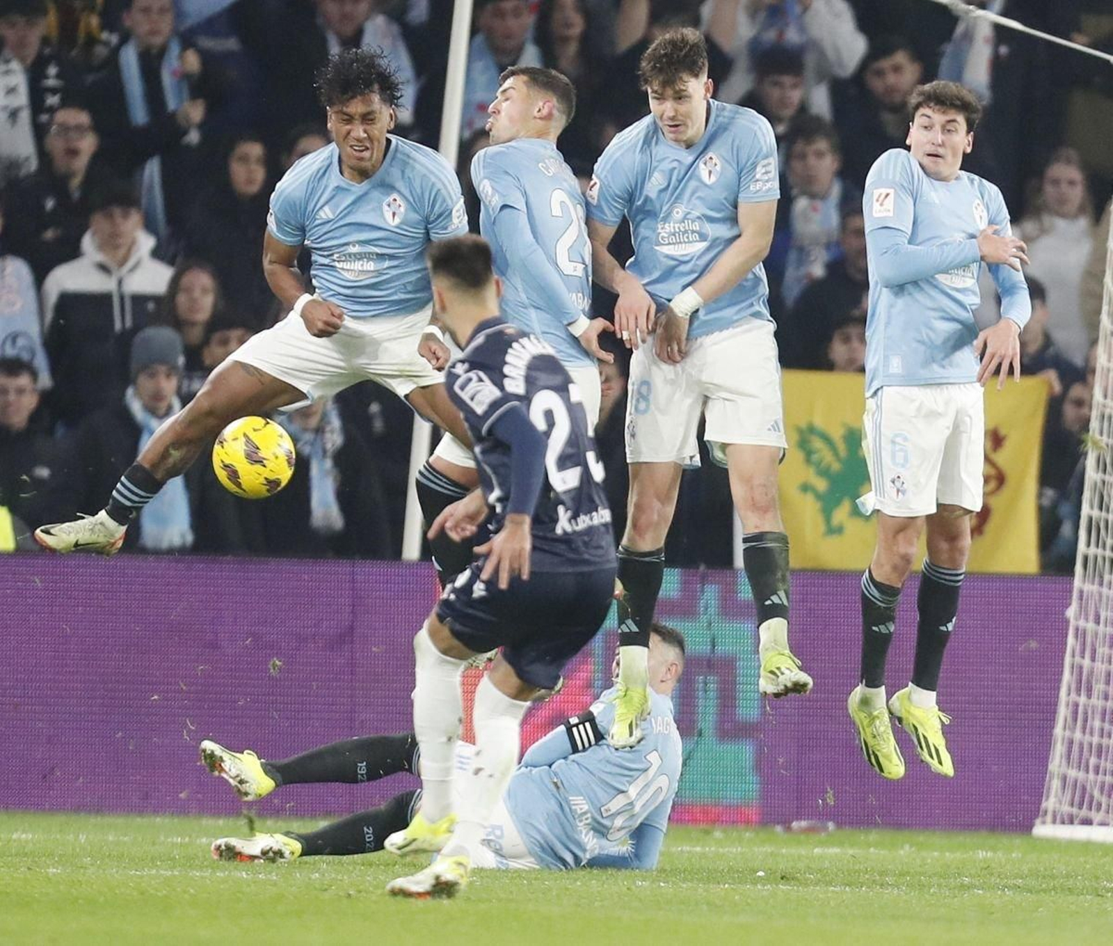 El excéltico Brais Méndez lanza una falta durante el encuentro.