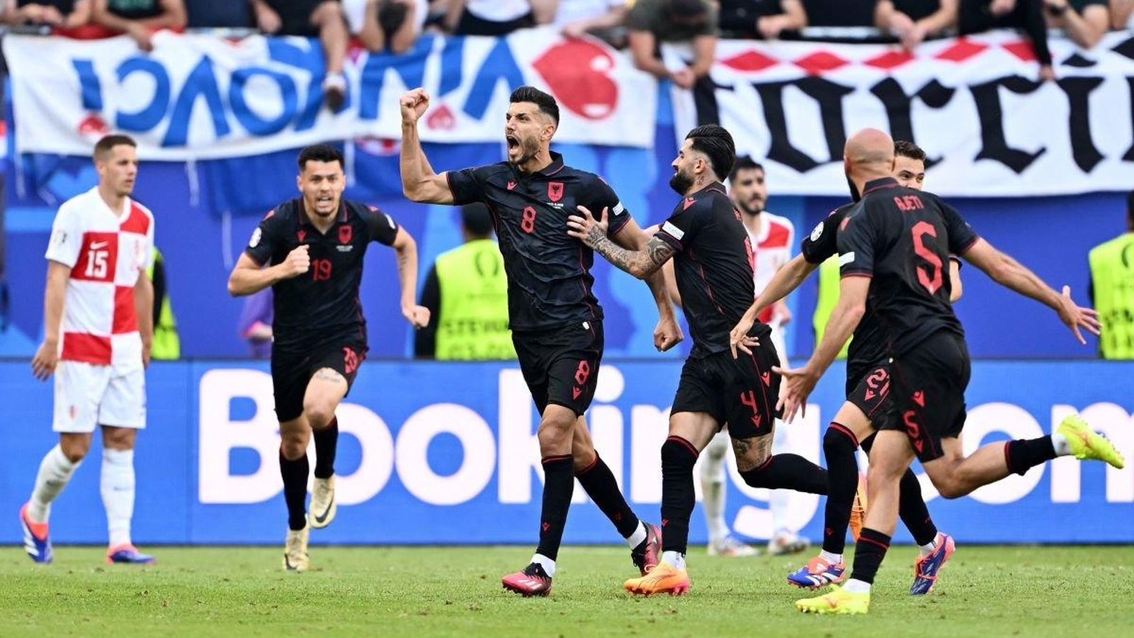 Gjasula celebra con sus compañeros el segundo gol de Albania, que consiguió en el tiempo añadido tras marcar antes en propia puerta.