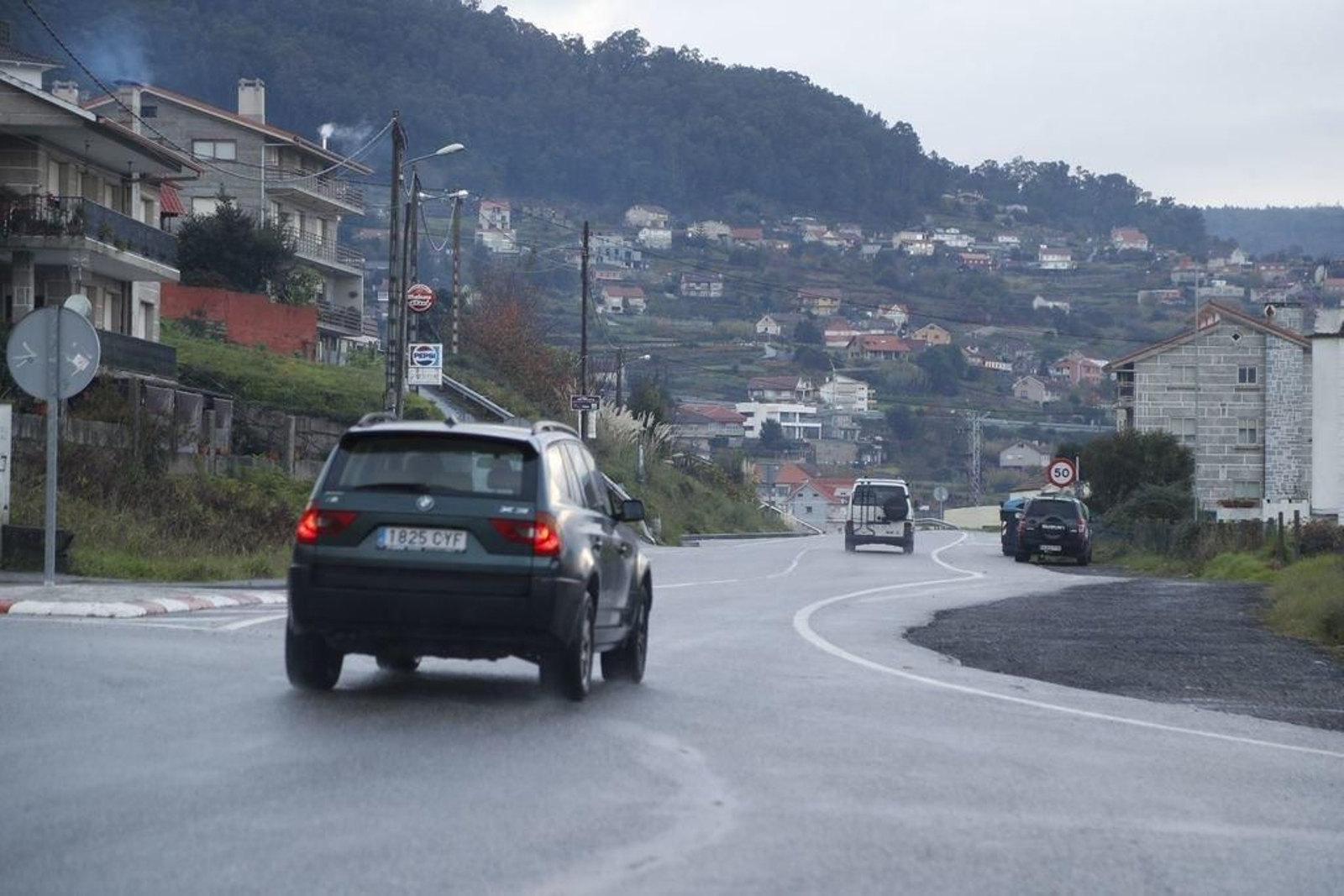 La carretera Nacional 554 está cuajada de rotondas, 12 en total para reducir la velocidad y evitar más accidentes con peatones.