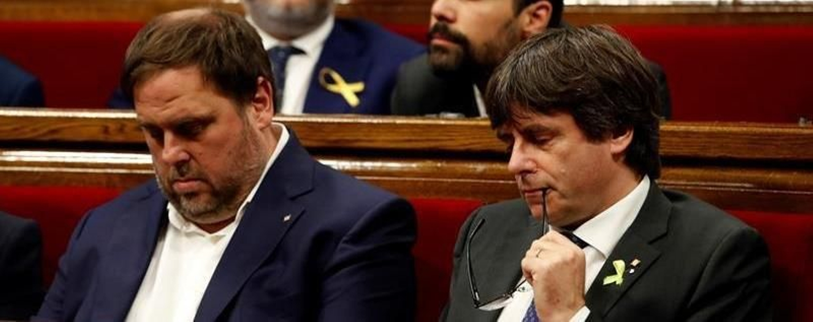 El presidente de la Generalitat, Carles Puigdemont, y su vicepresidente, Oriol Junqueras,izz., en el pleno monográfico del Parlament