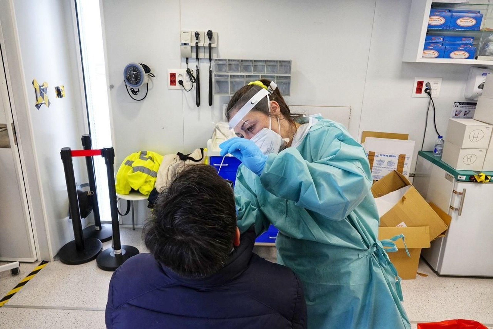 Sanitario haciendo una PCR de coronavirus.
