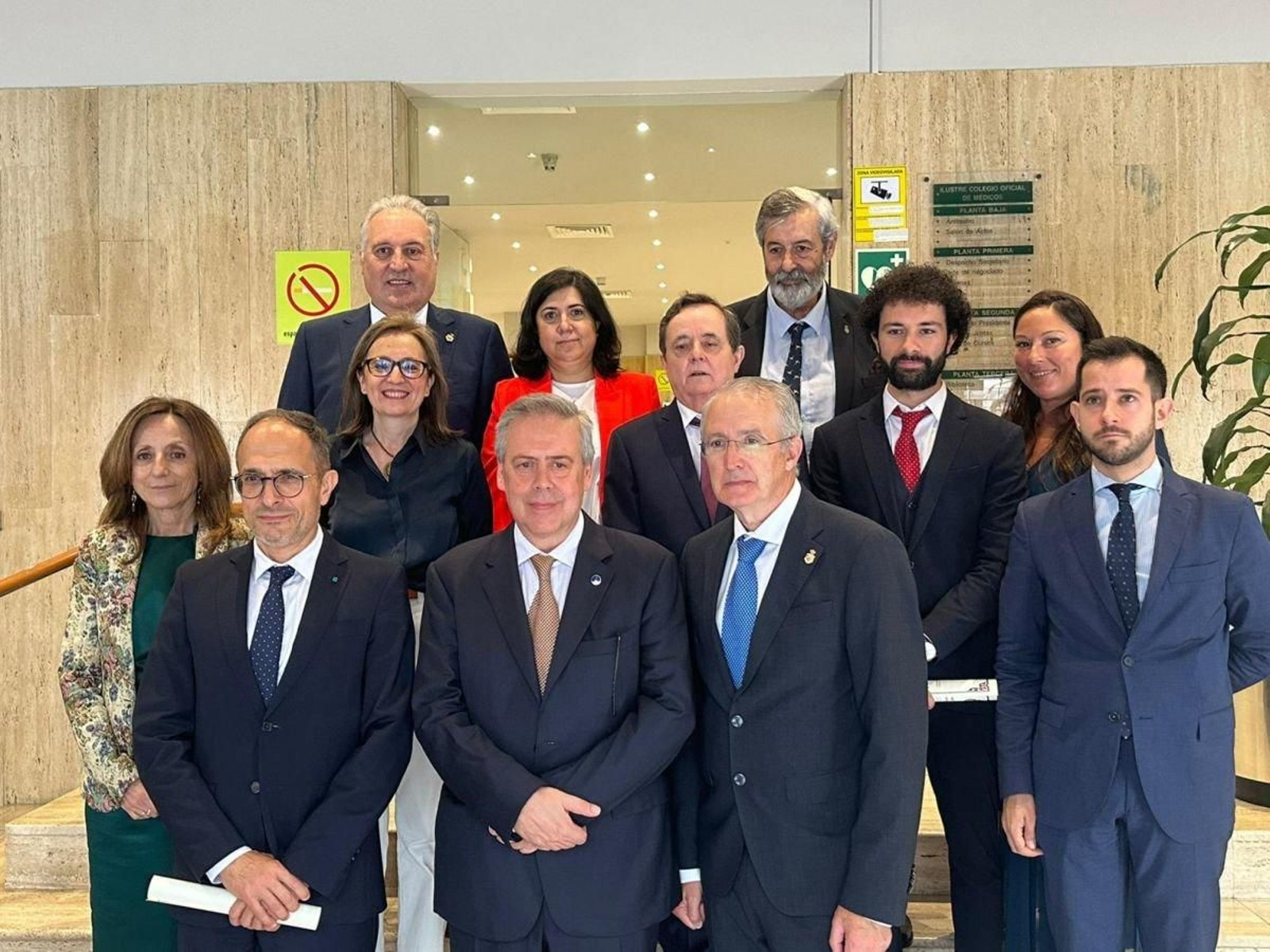 El conselleiro de Sanidade, Antonio Gómez Caamaño, con la nueva directiva del Colegio.