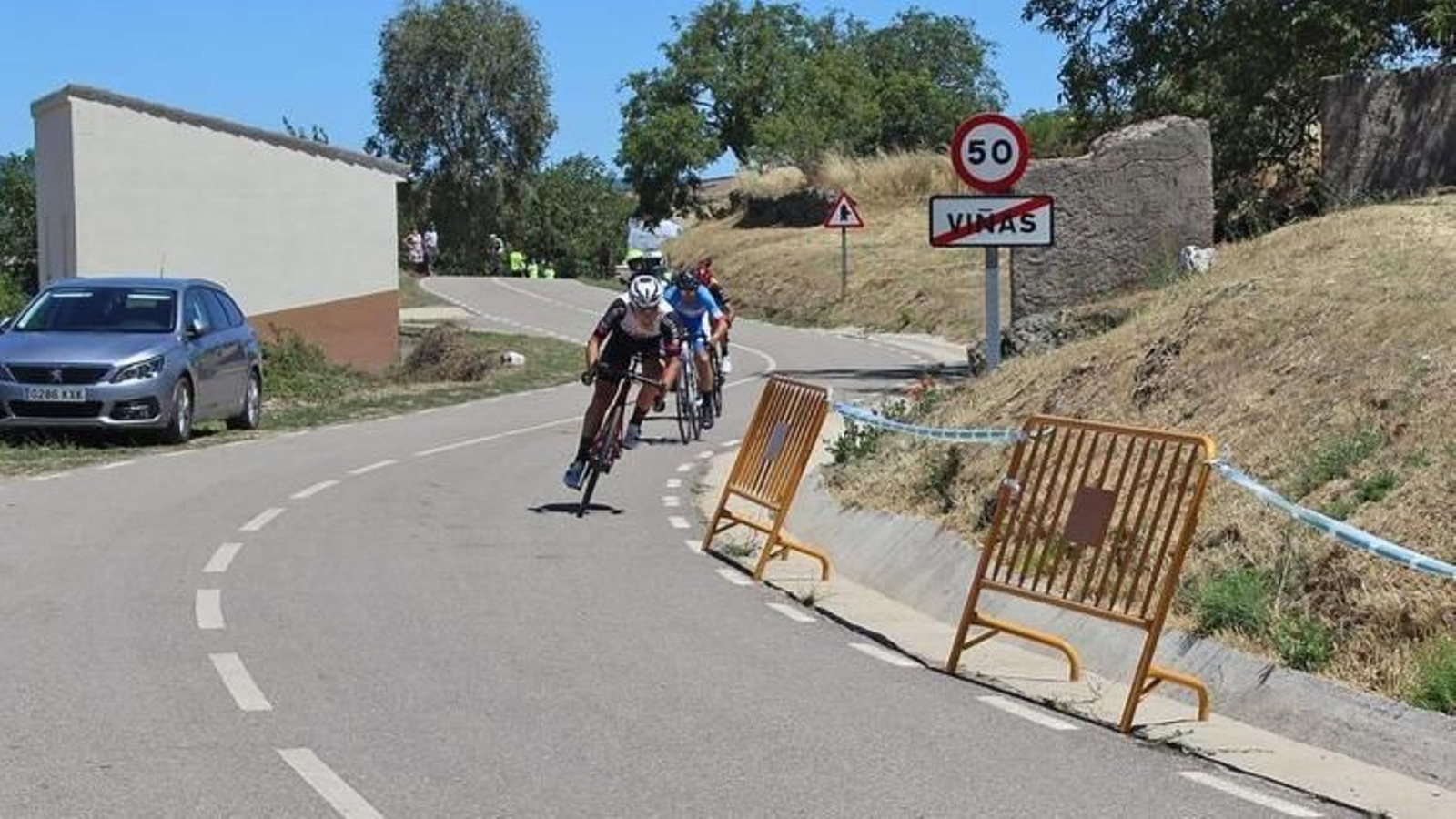 Raúl García superó a Mediero y Blanco en la meta de Viñas.