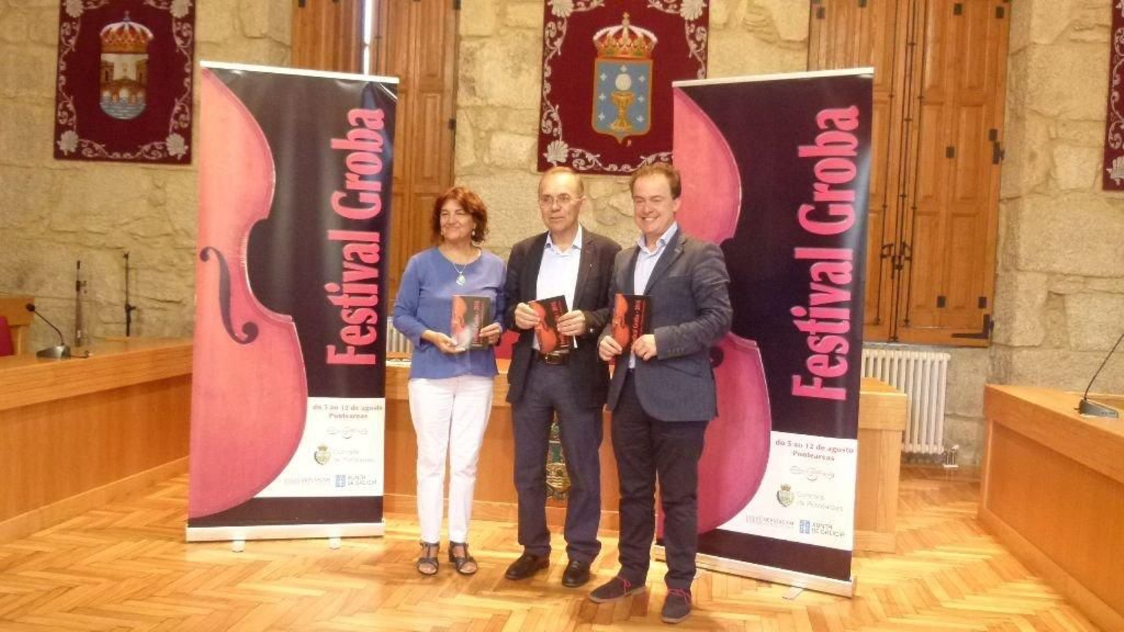 El organizador del Festival, Rogelio Groba Otero (drcha), con el alcalde y la edil de Cultura.