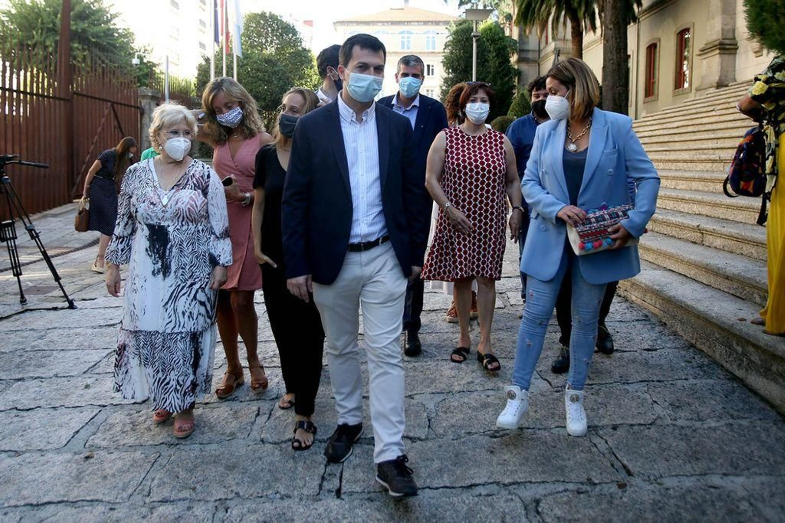 Caballero, acompañado por miembros de su grupo parlamentario, en Santiago.