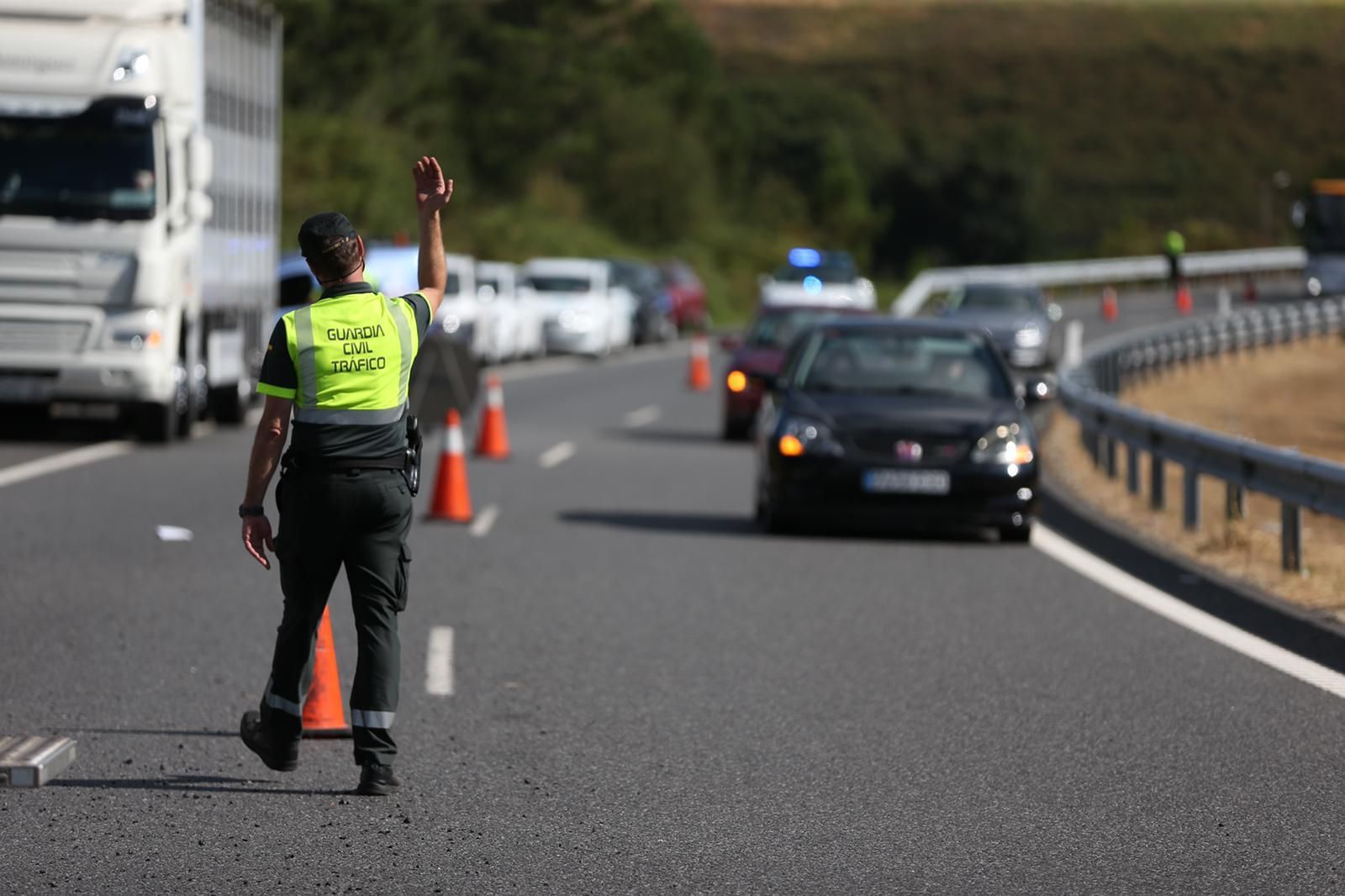 Accidente en la A52 por el vuelco de un camión con cerdos