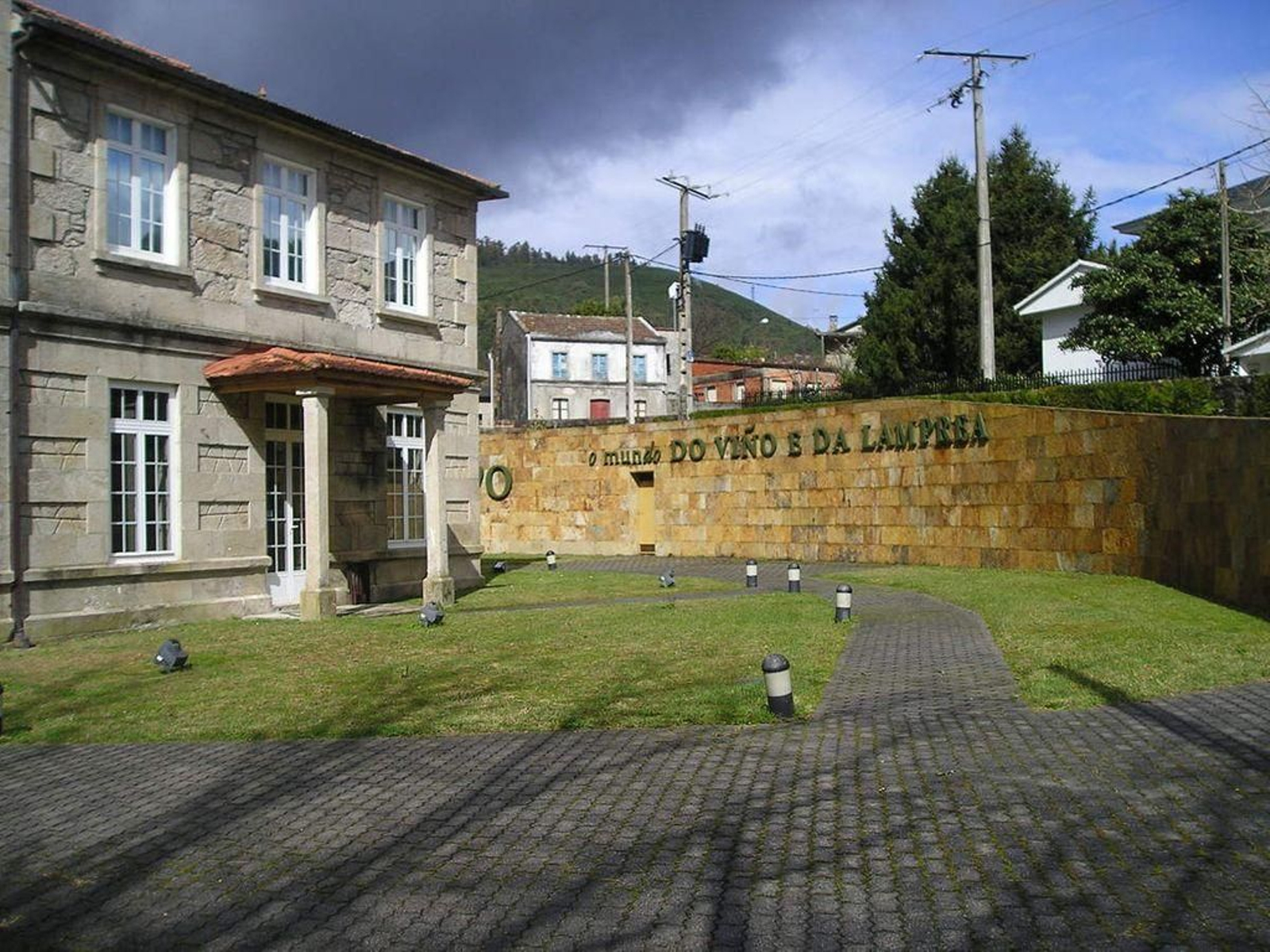 Antiguas escuelas de Arbo que hoy albergan el Museo Arabo dedicado al Vino y la Lamprea.