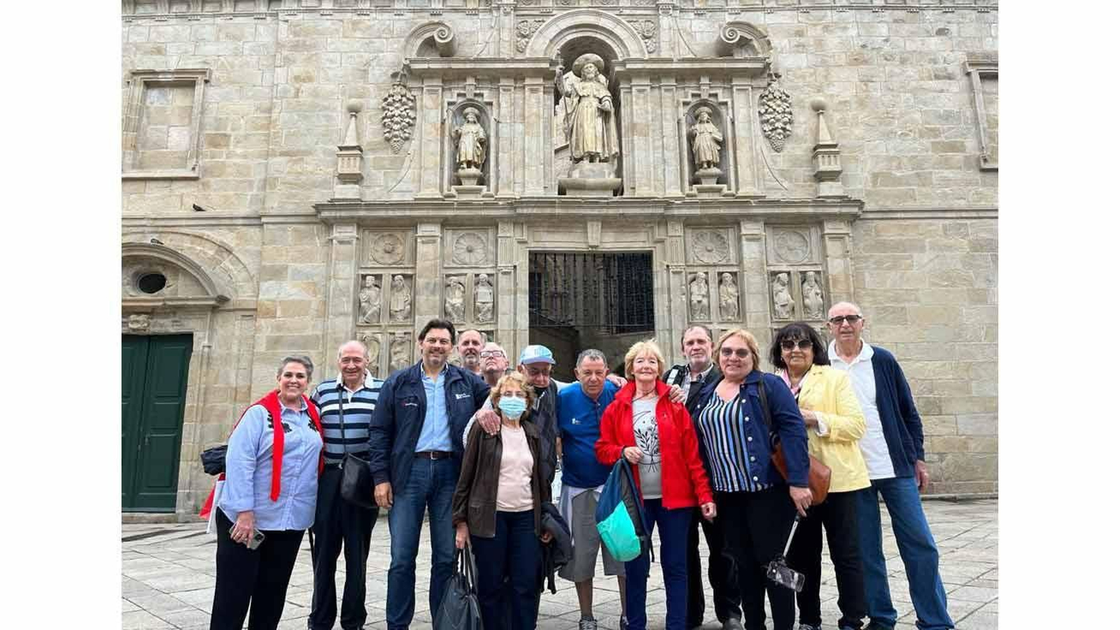 Integrantes del Centro Partido do Carballiño, en la entrada por la Puerta Santa