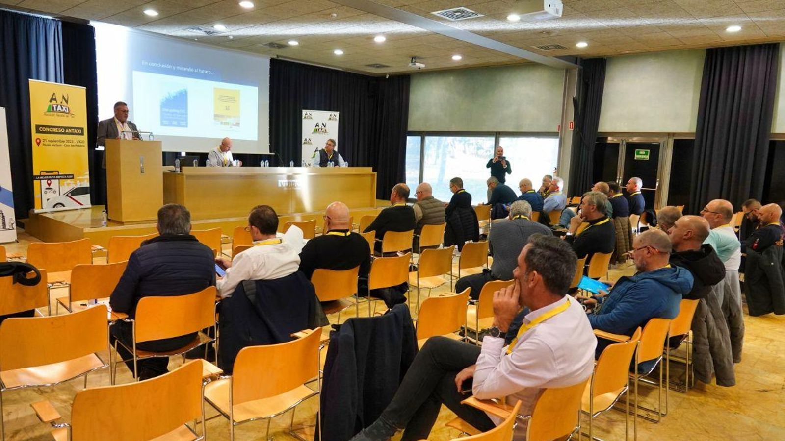 Taxistas de todas las partes de España se reunieron ayer en el Verbum en su congreso anual.