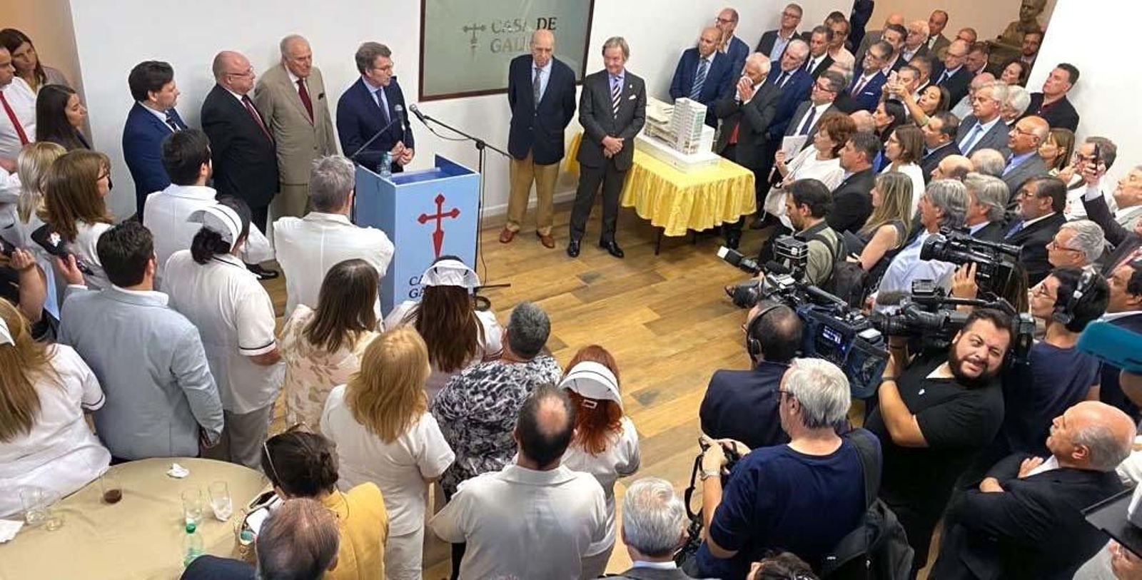 O  titular do Goberno galego, Alberto Núñez Feijóo, acompañado polo secretario xeral da Emigración, Antonio Rodríguez Miranda, visita o sanatorio social de Casa de Galicia e asinará o acordo de compra entre esta institución e a clínica oncolóxica Leborgne (avenida Millán, 4480).