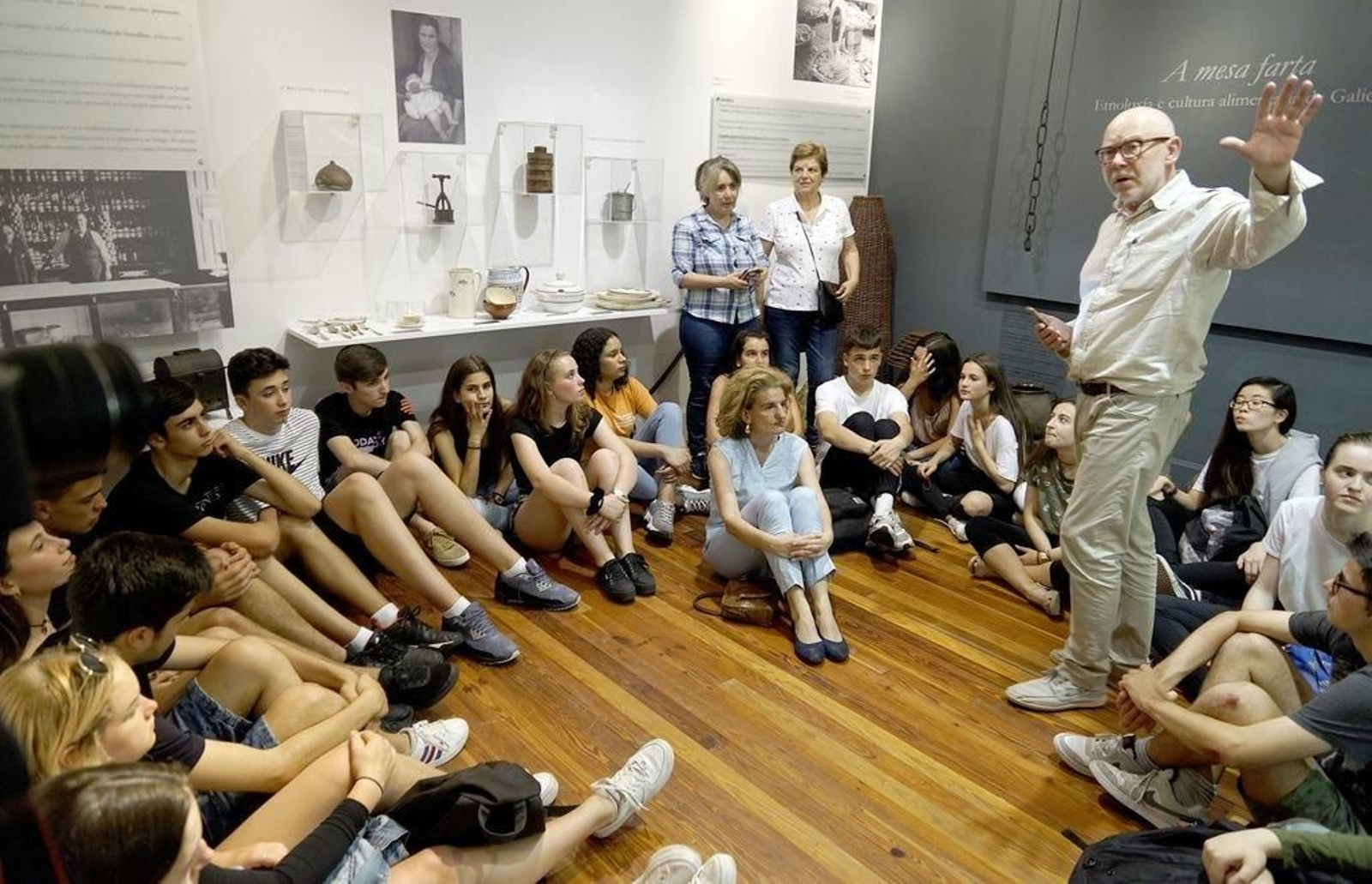 Xavier Castro, ayer, en la inauguración de “A mesa farta” en el Museo Liste.