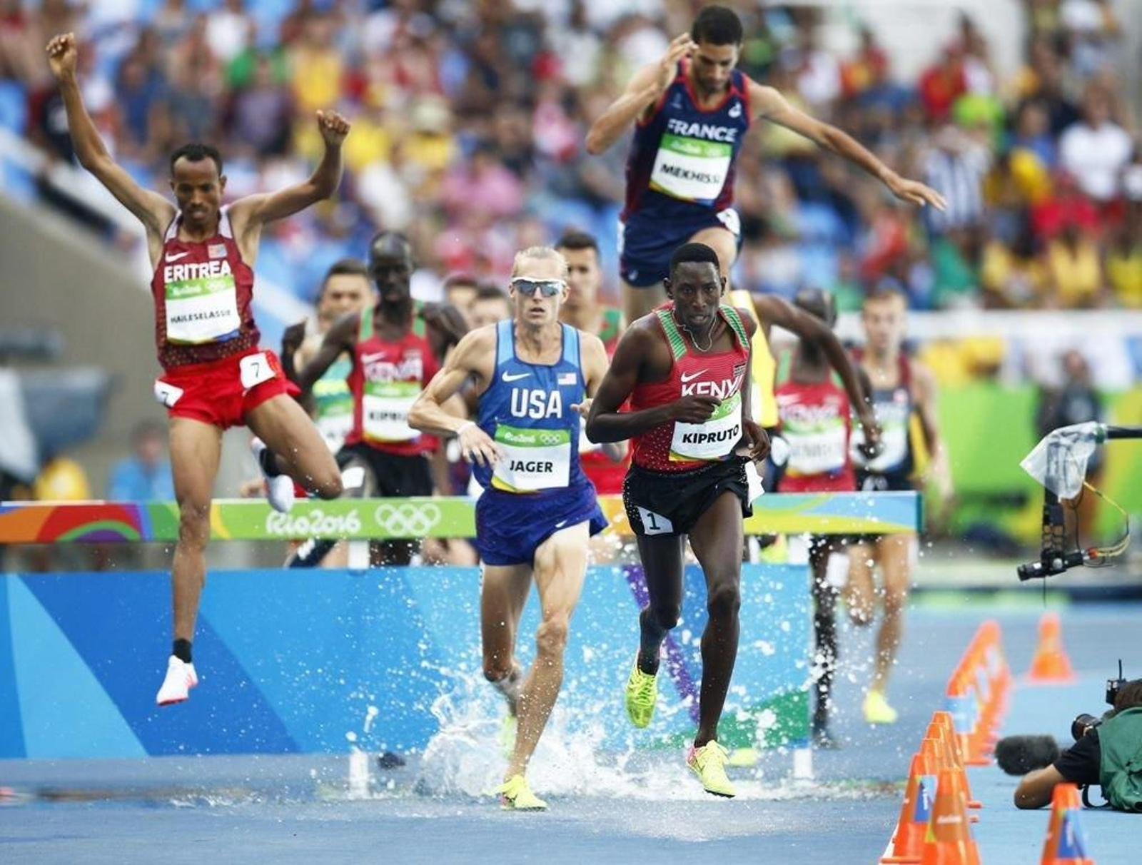 Kipruto manda en el grupo nada más salir de la ría.