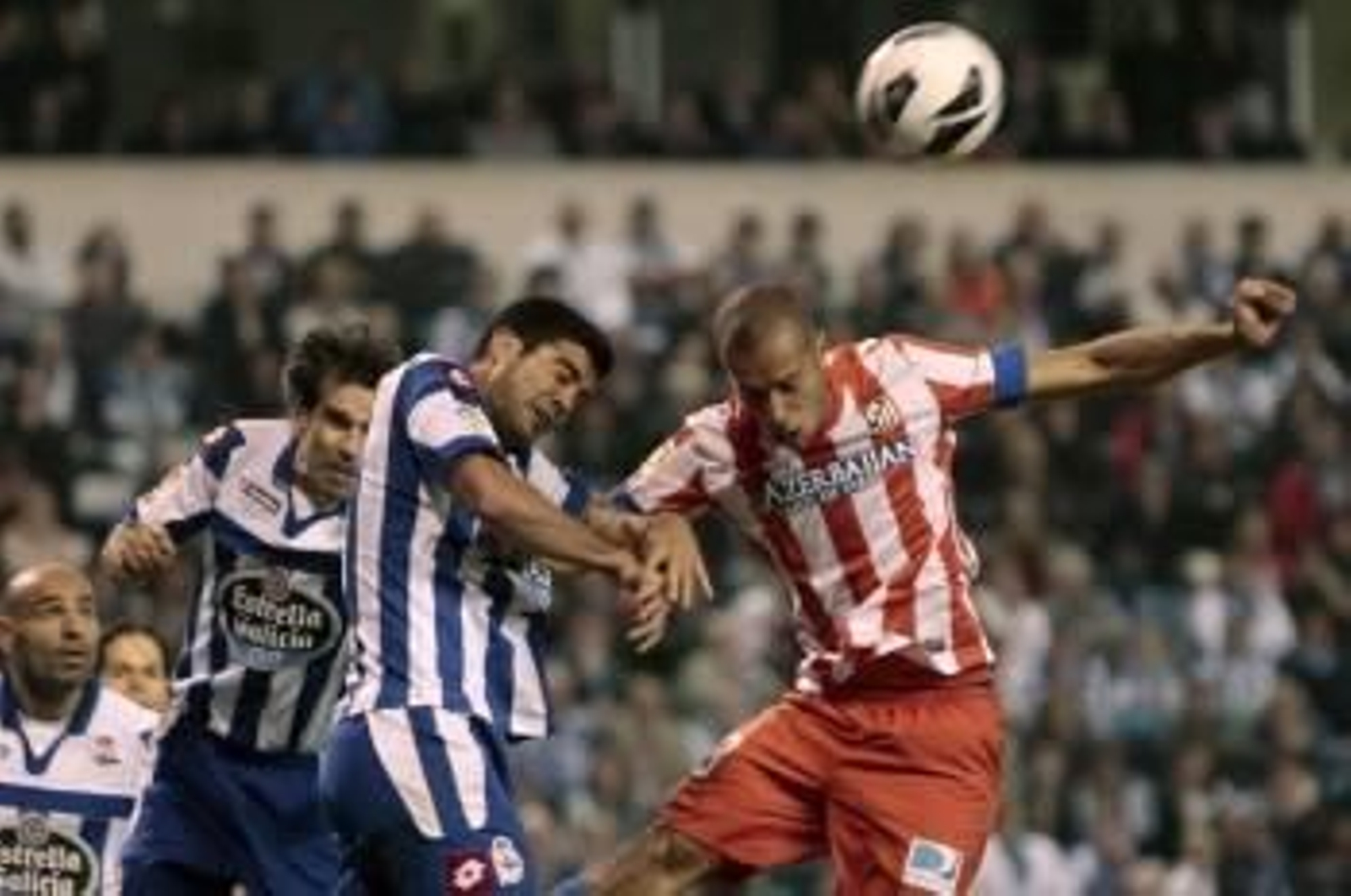 Aythami pelea la pelota con Miranda, el sábado. (Foto: CABALAR)