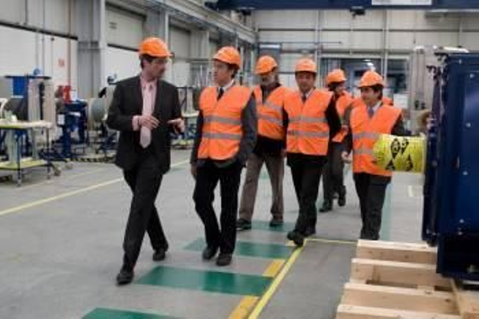 Núñez Feijóo, en el centro, durante la visita a Vestas Iberia. (Foto: E.P.)