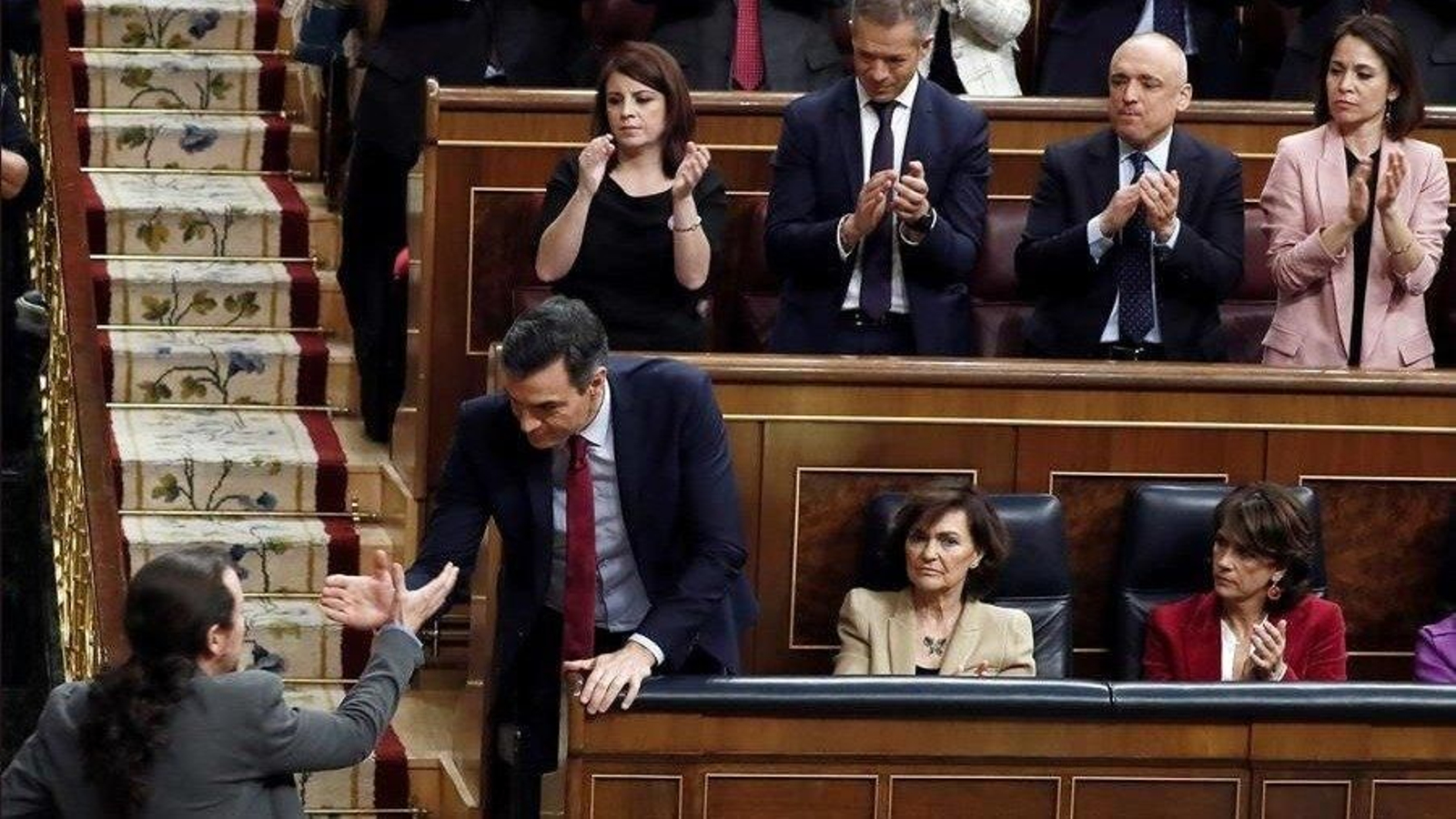 El líder de unidas Podemos, Pablo iglesias, saluda Pedro Sánchez, tras su intervención