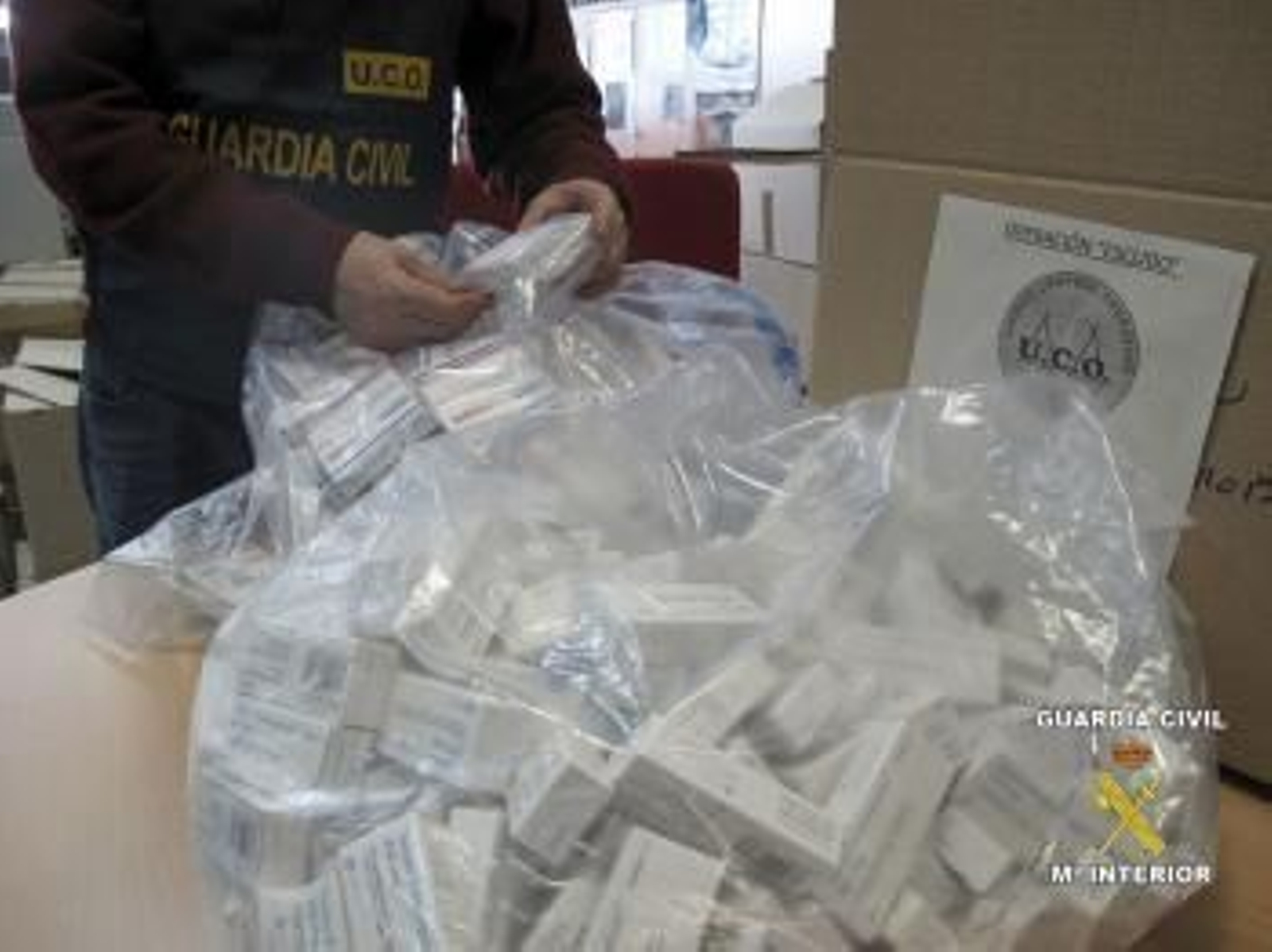 Fotografía facilitada por la Guardia Civil tras desmantelar junto a los Mossos d'Esquadra una red de distribución de medicamentos, hormonas y anabolizantes, destinados a deportistas aficionados y profesionales