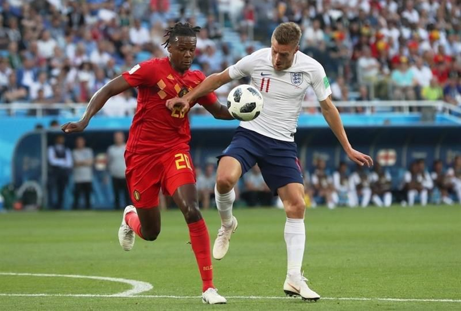Batshuayi (i.) y Vardy (d.) pugnan por un balón en el partido de ayer.