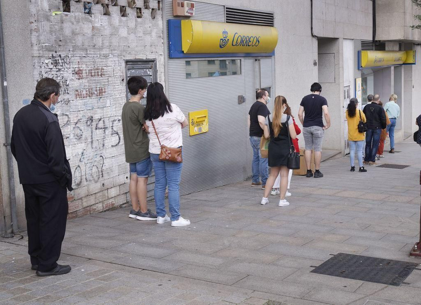 Colas en las oficinas de Correos que impidieron el habitual funcionamiento durante la mañana de ayer.