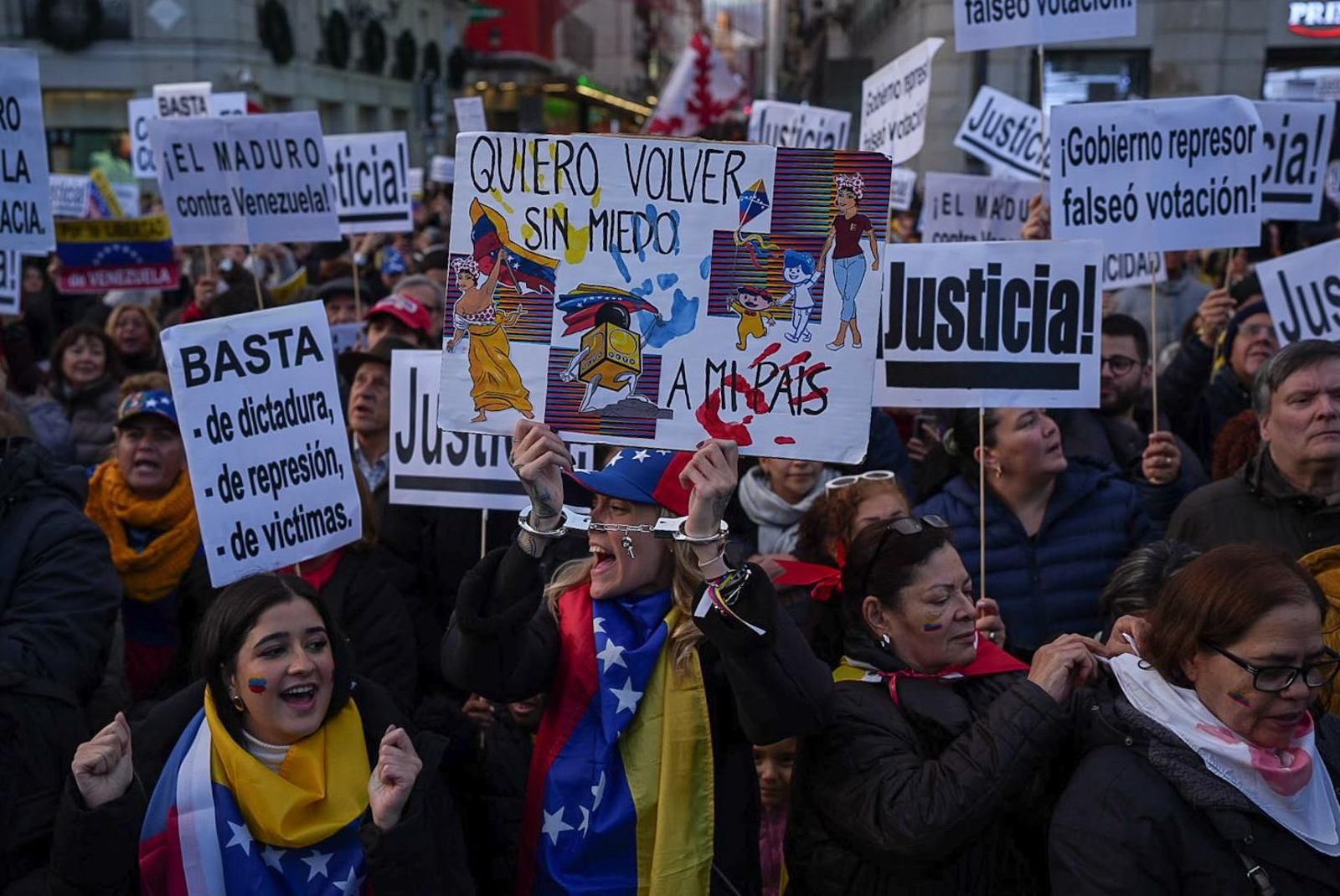 Manifestantes durante la concentración que tuvo lugar ayer en la Puerta del Sol.