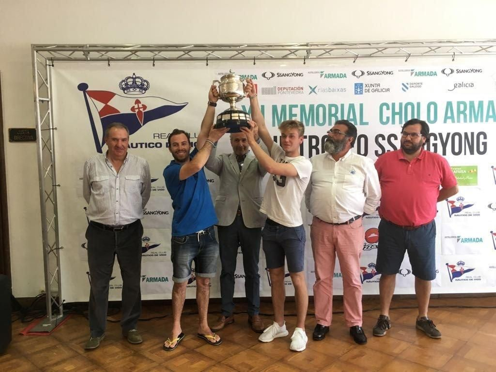 Bruno Gago y Pedro Ameneiro levantan el trofeo de campeones.
