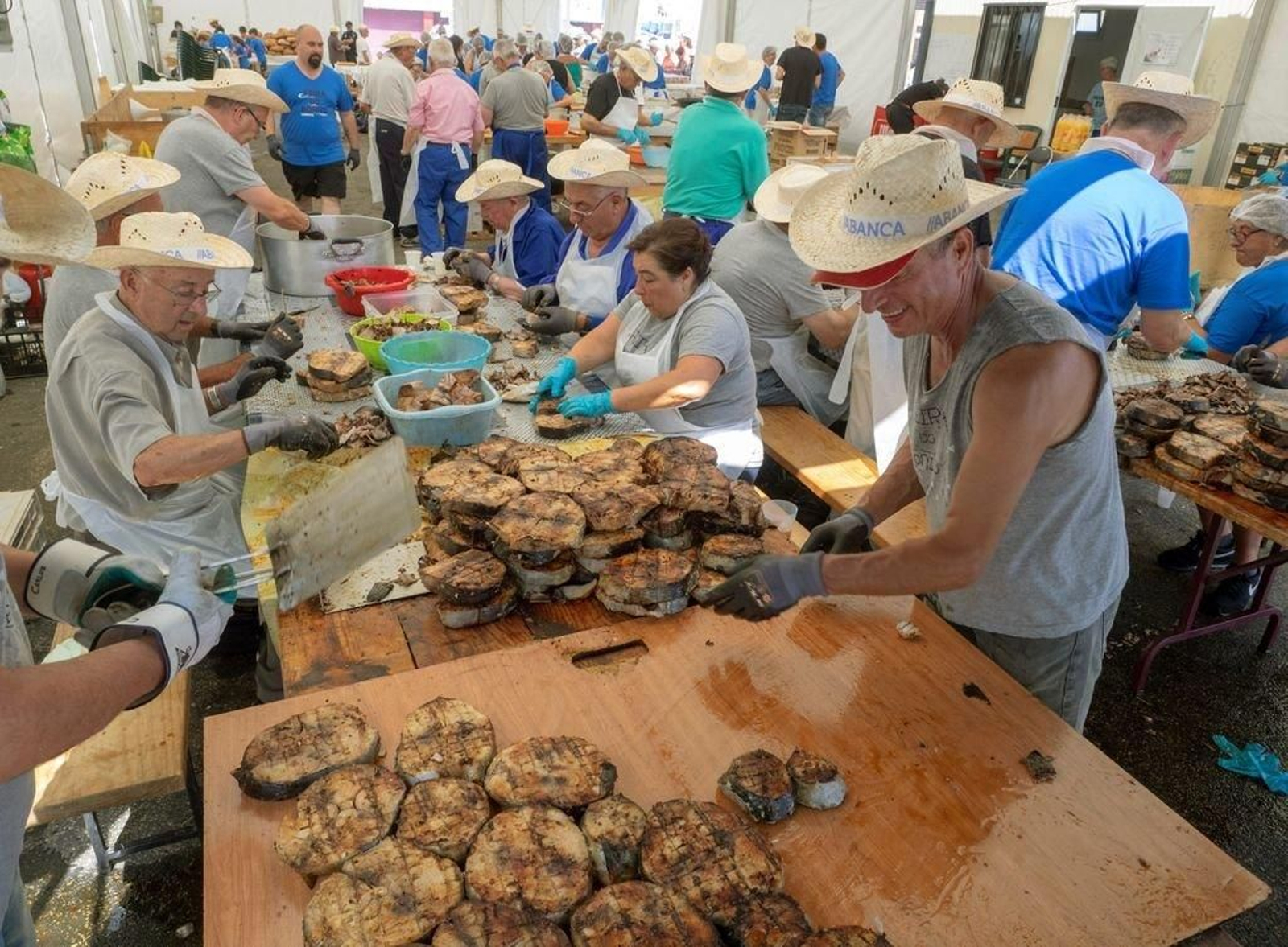 Preparación y limpieza de lomos de atún en Burela.
