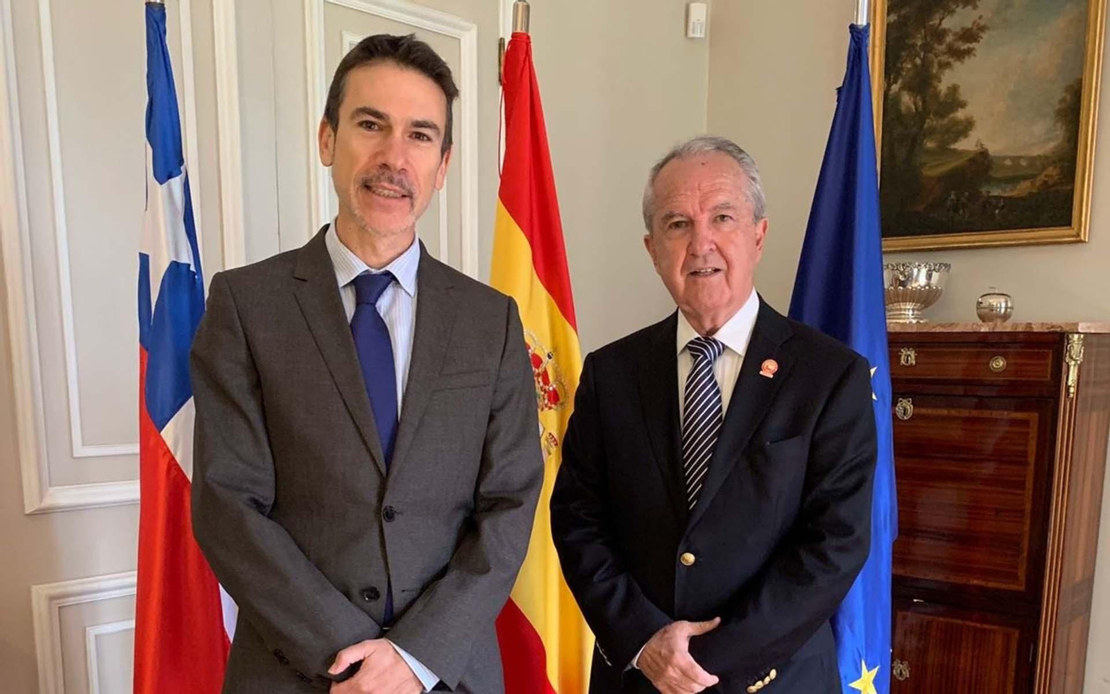 Fotografía cedida por la Embajada de España en Chile que muestra al saliente dignatario, Enrique Ojeda (i), mientras posa junto al presidente del Comité Olímpico Chileno, Miguel Ángel Mujica. EFE/ Embajada de España en Chile