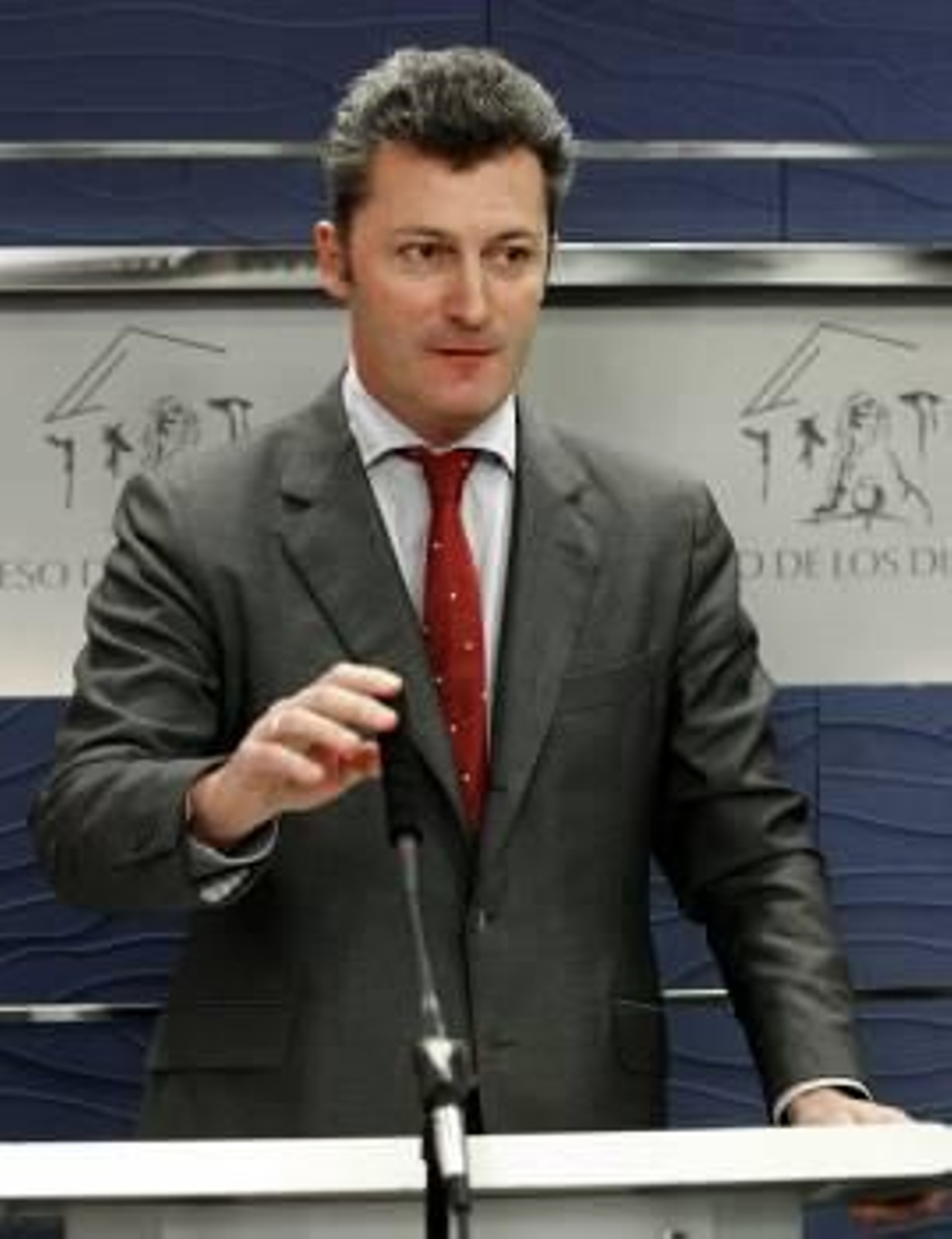 El diputado del PP y secretario cuarto del Congreso, Santiago Cervera, durante la rueda de prensa. (Foto: ZIPI)