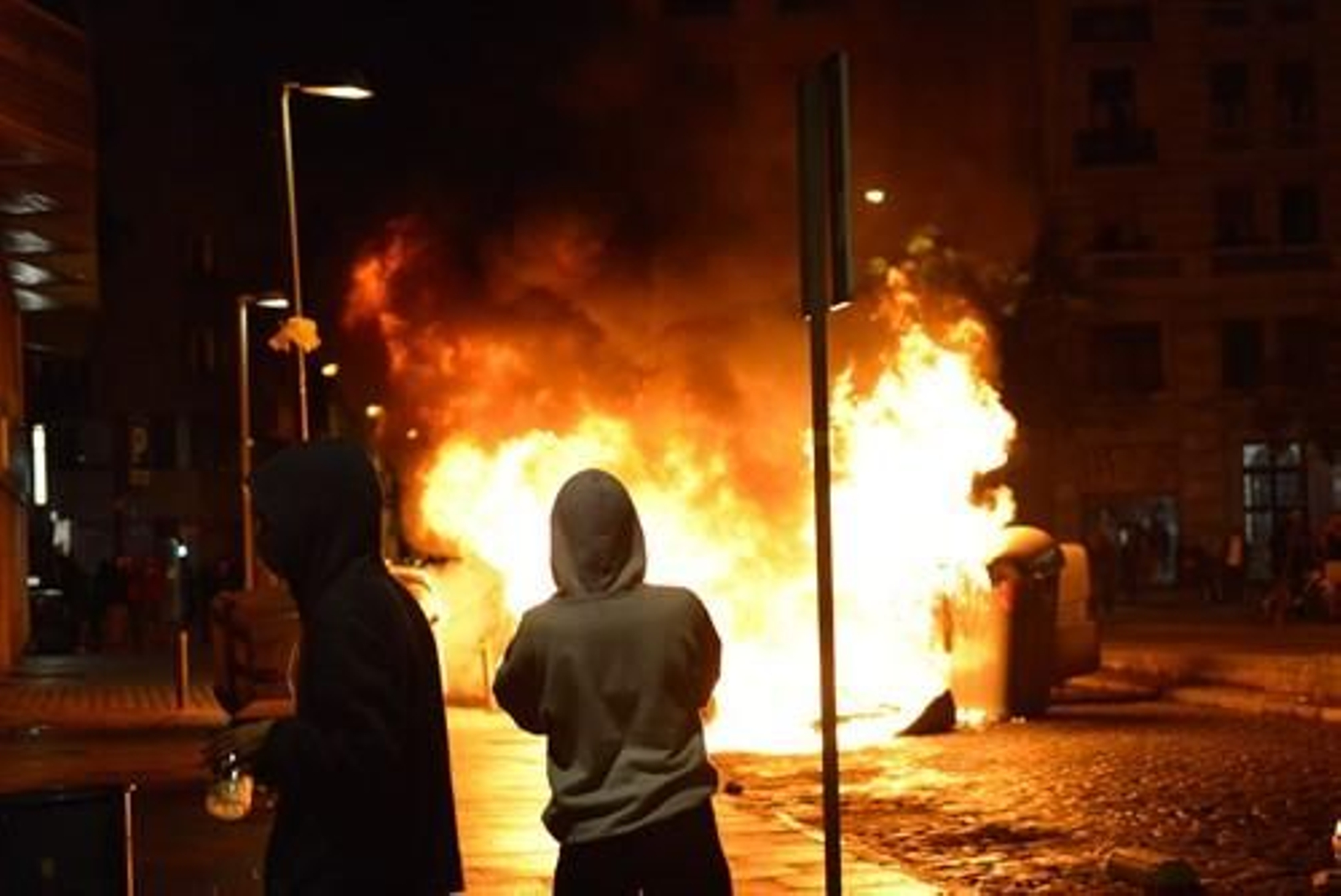 Unos 300 CDR queman contenedores en Girona en una protesta por el tercer aniversario del 1-O