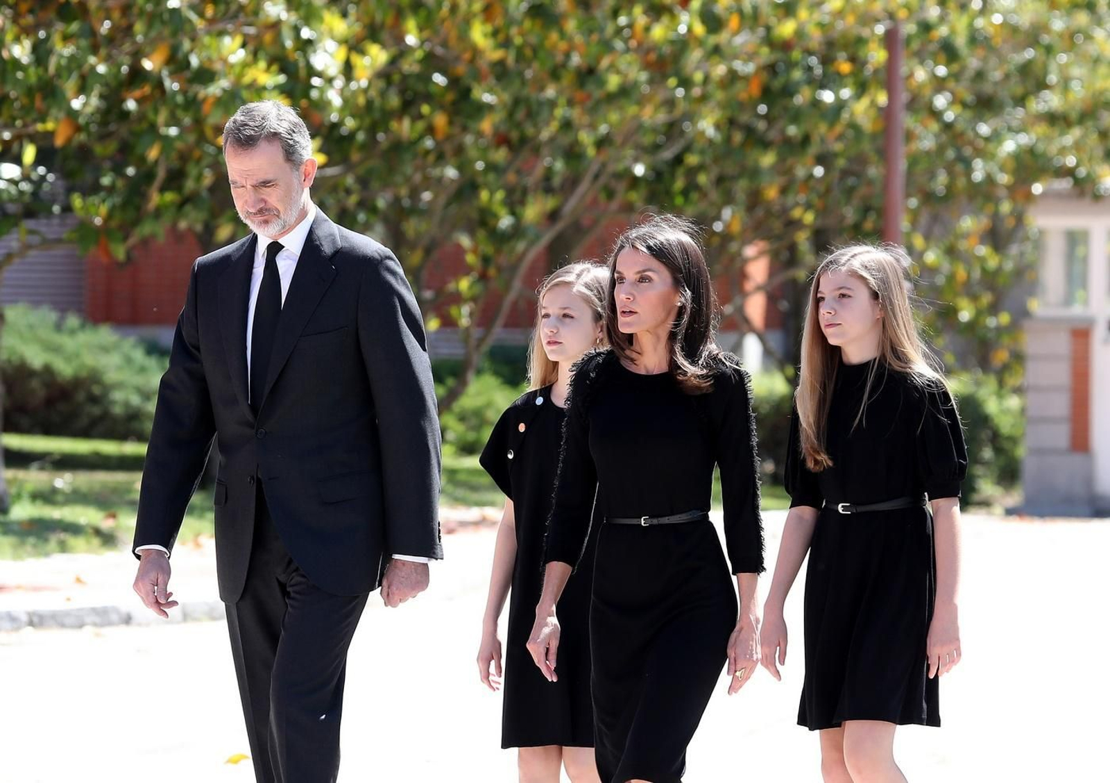 Don Felipe y doña Letizia junto a la Princesa Leonor y la Infanta Sofía han guardado un minuto de silencio en memoria de los fallecidos por la pandemia del COVID-19
