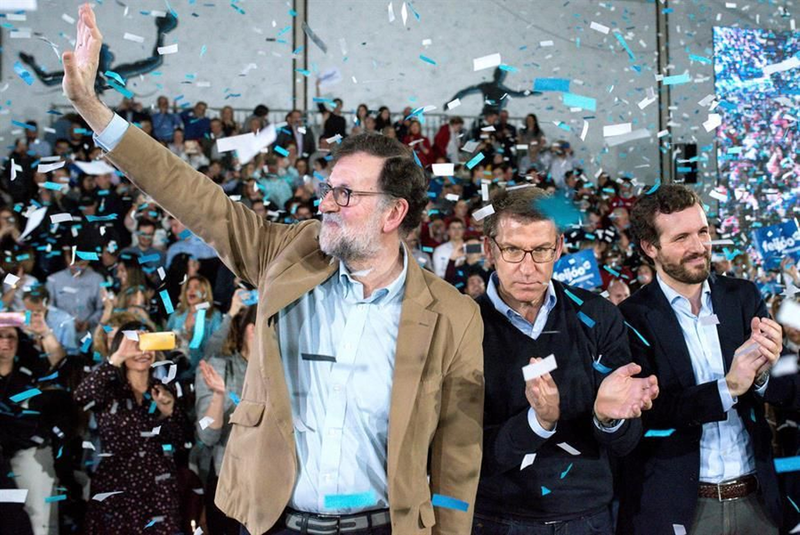 El presidente del PPdeG y candidato a la reelección, Alberto Núñez Feijóo (c) acompañado del expresidente del Gobierno, Mariano Rajoy (i) y el presidente nacional del PP, Pablo Casado