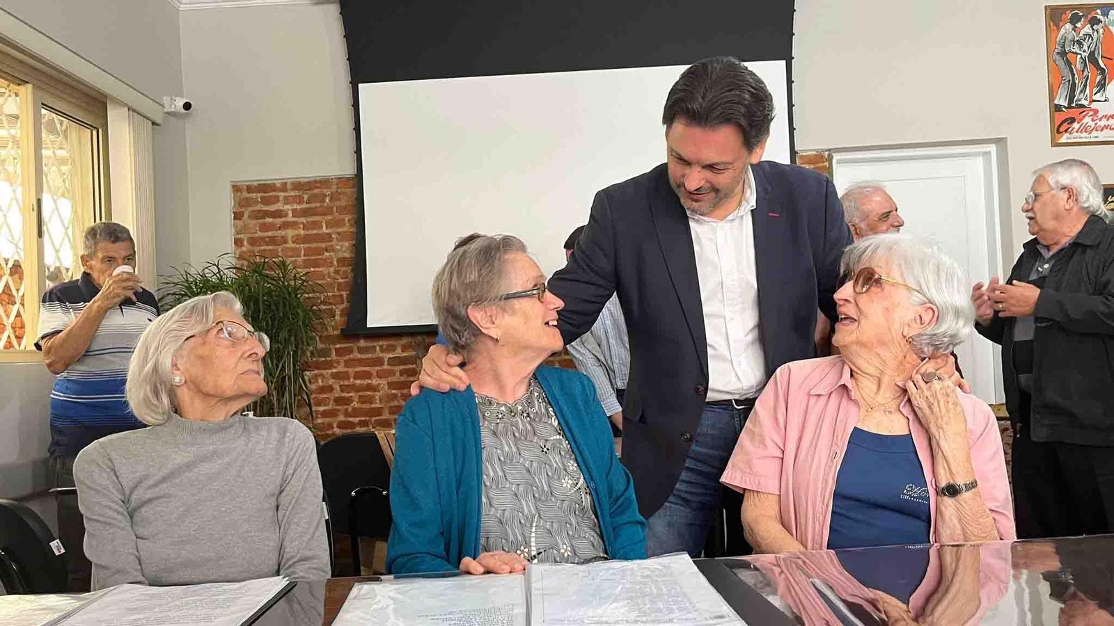 Imagen de la visita del secretario xeral da Emigración a la Sociedade Beneficente Rosalía de Castro de São Paulo 