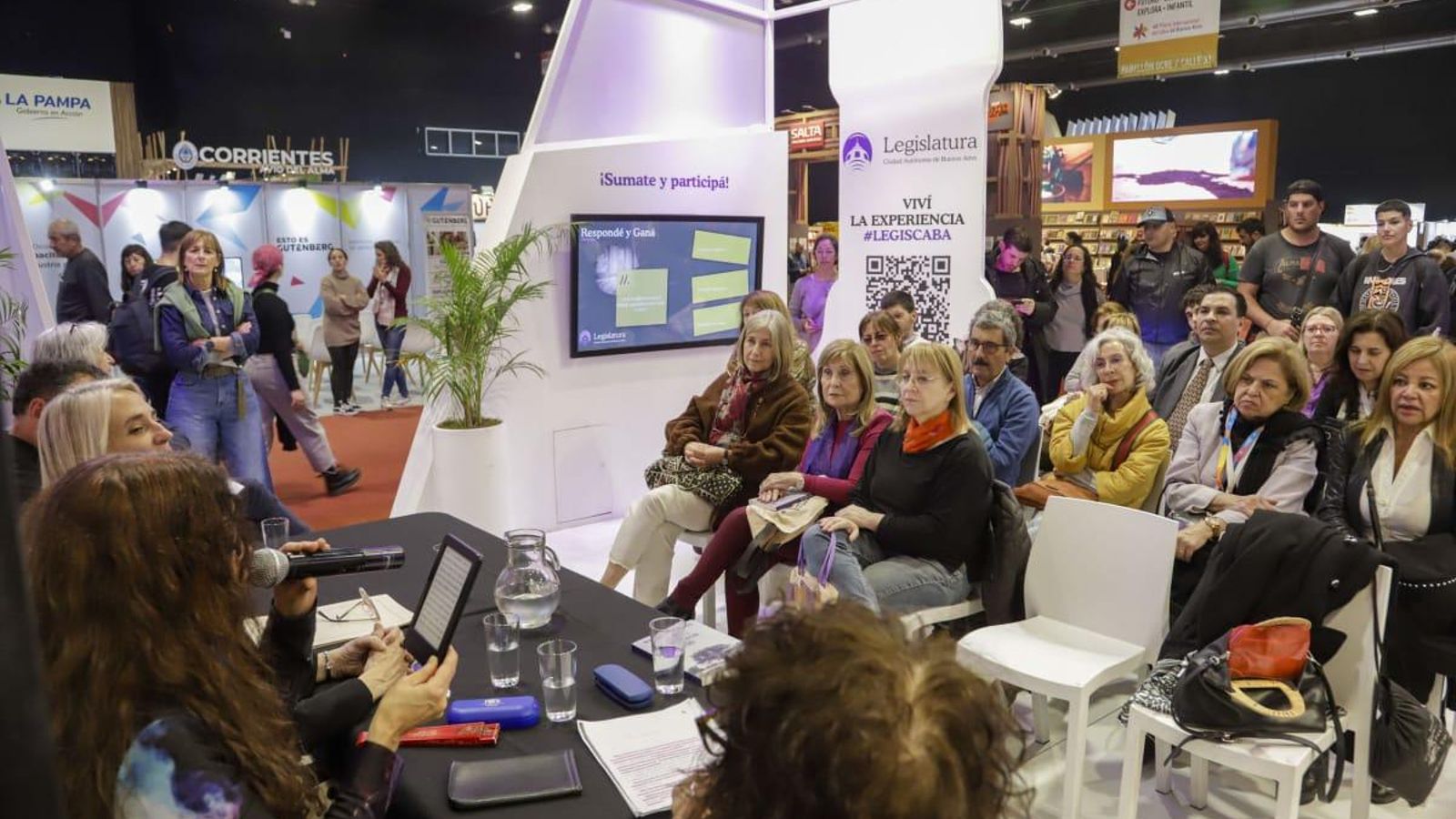 Momento en el que María José Lojo recibió la distinción por su último  libro: “Lo que hicieron ahí”.