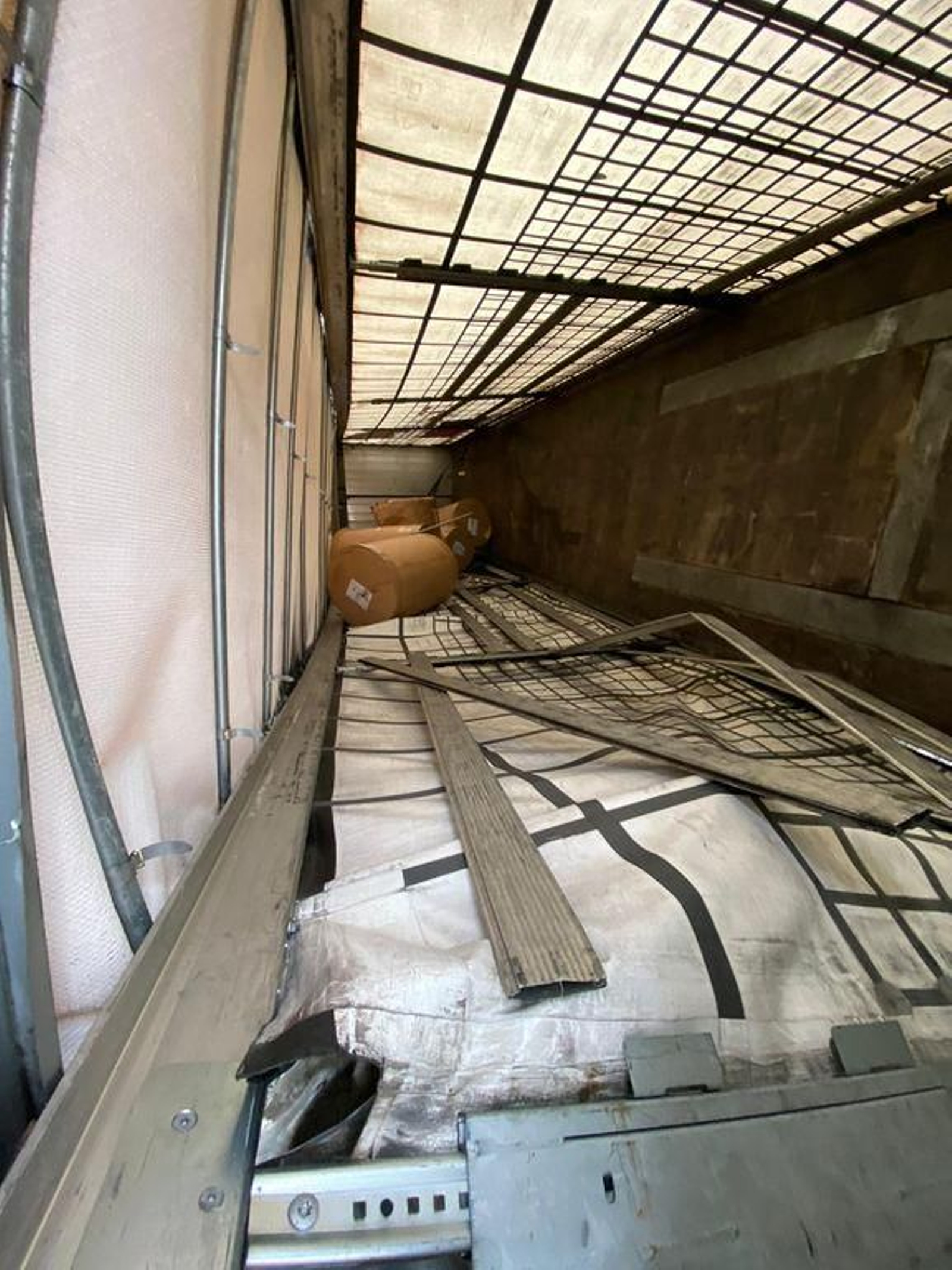 Cortado un carril de la AP-9 en Vigo después de volcar un camión en los túneles de A Madroa 1