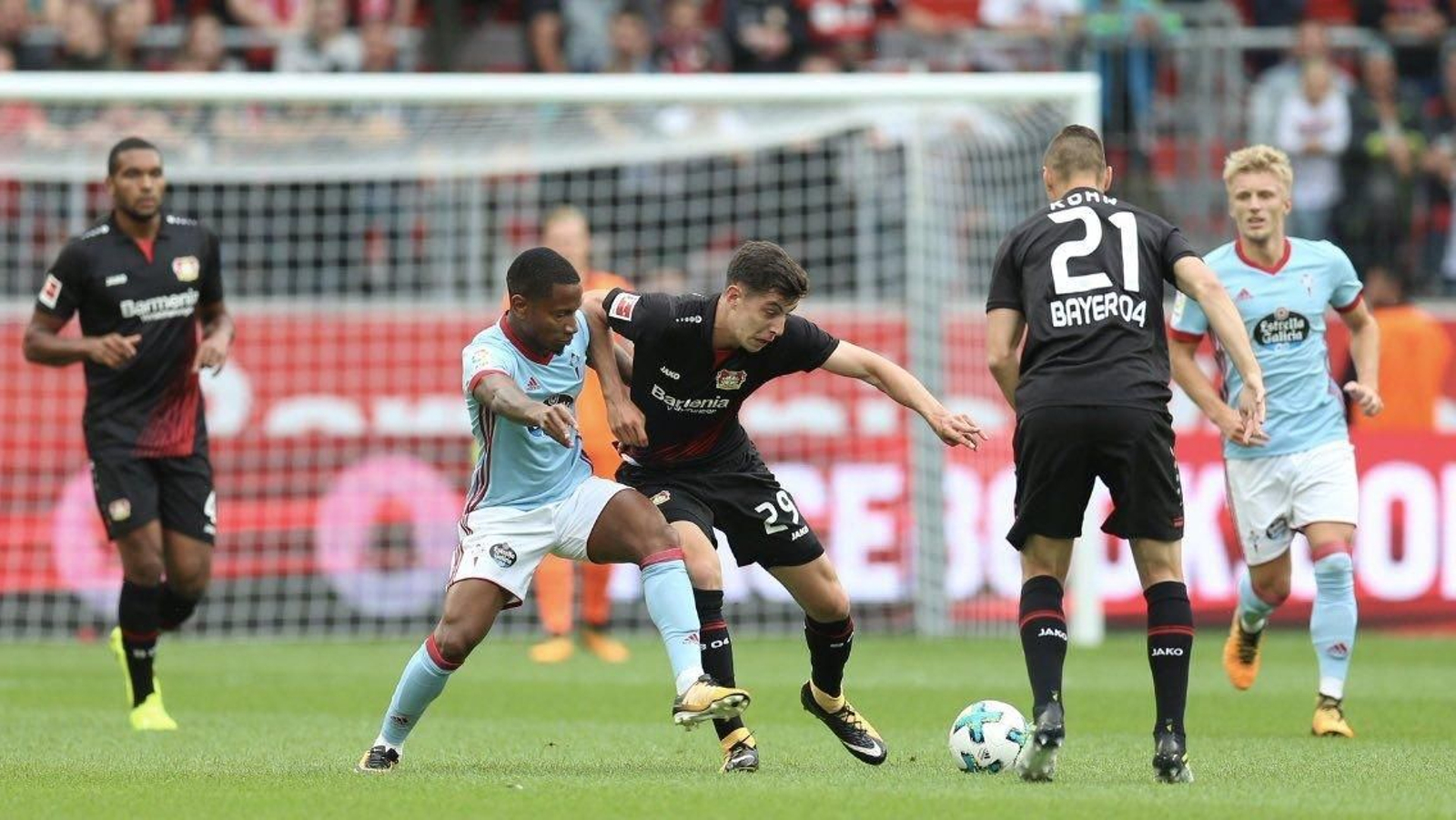 El célico Beauvue durante el partido de esta tarde en Alemania frente al Bayer Leverkusen.
