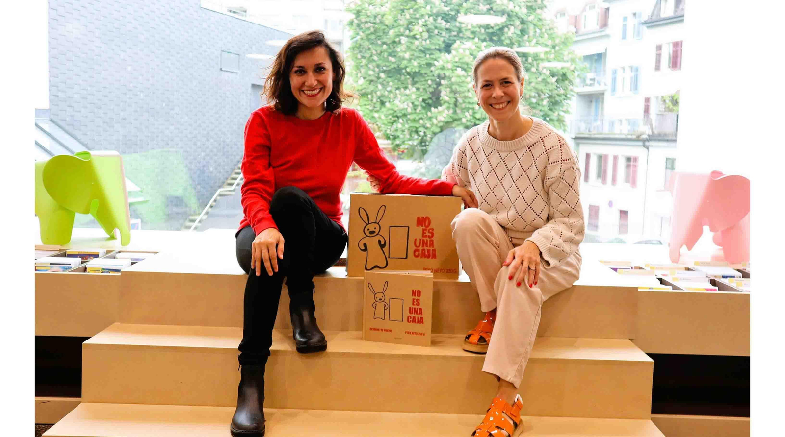 La psicóloga Eugenia Raffo y la asistente social Ruth Pilotto, casi recién llegadas a Suiza, están trabajando para fortalecer el vínculo lingüístico a través de la lectura en español