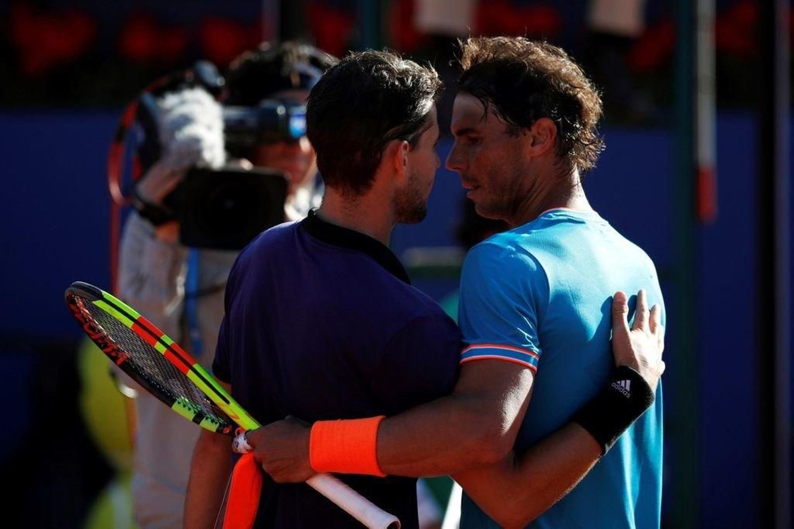 Thiem y Nadal se saludan al final del partido de ayer en Barcelona.