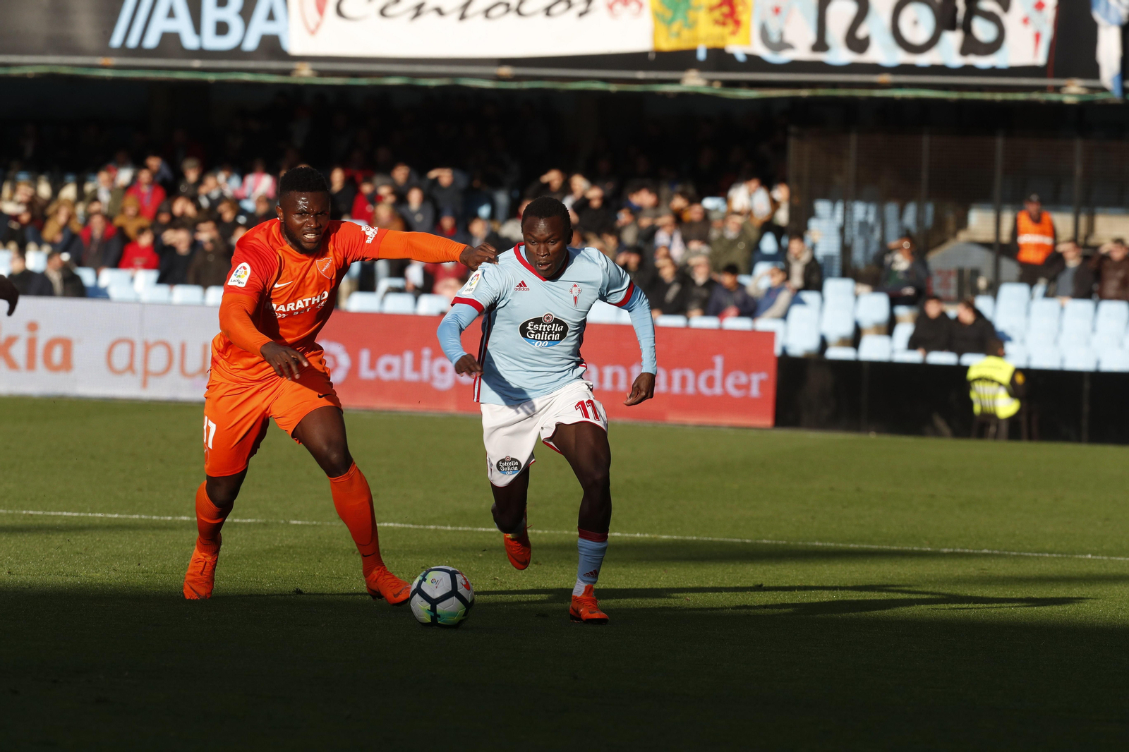 Pione Sisto avanza con el balón en el último partido del Celta, en Balaídos contra el Málaga.