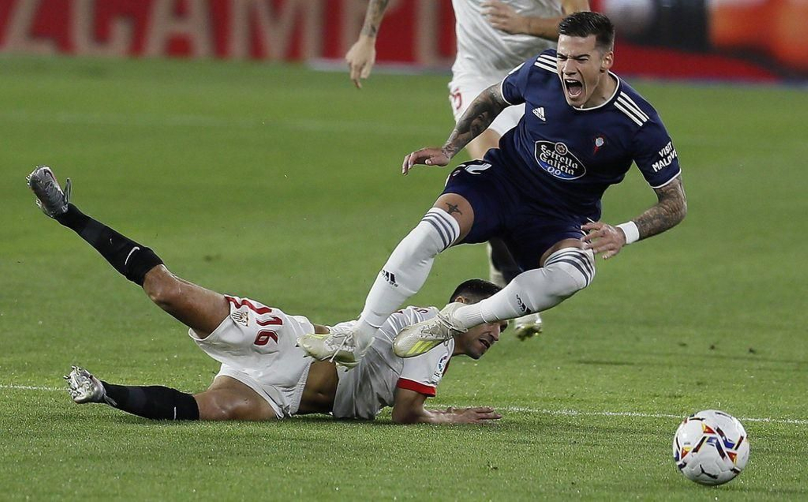 Santi Mina recibe una falta de Jesús Navas en los primeros compases del partido disputado ayer en el Sánchez Pizjuán.