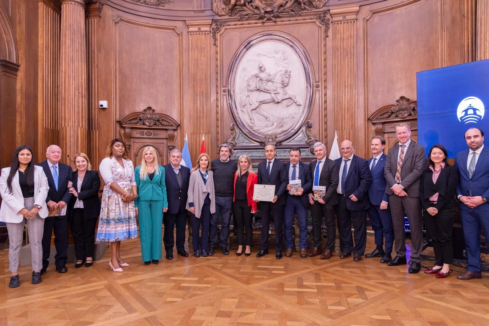 En la imagen personalidades invitadas a la presentación del libro