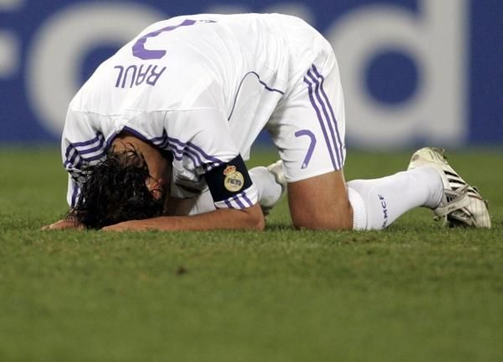 Raúl se desespera tras fallar una clara ocasión de gol.