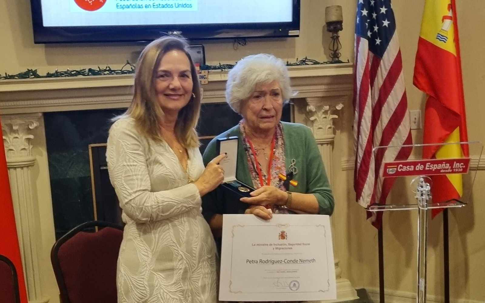 Petra Rodríguez-Conde Nemeth ha sido distinguida con la medalla y diploma al mérito en inclusión y migración, un reconocimiento que fue entregado por el Ministerio de Inclusión, Seguridad Social y Migraciones durante el V Congreso de Asociaciones y Centros Españoles en Estados Unidos..