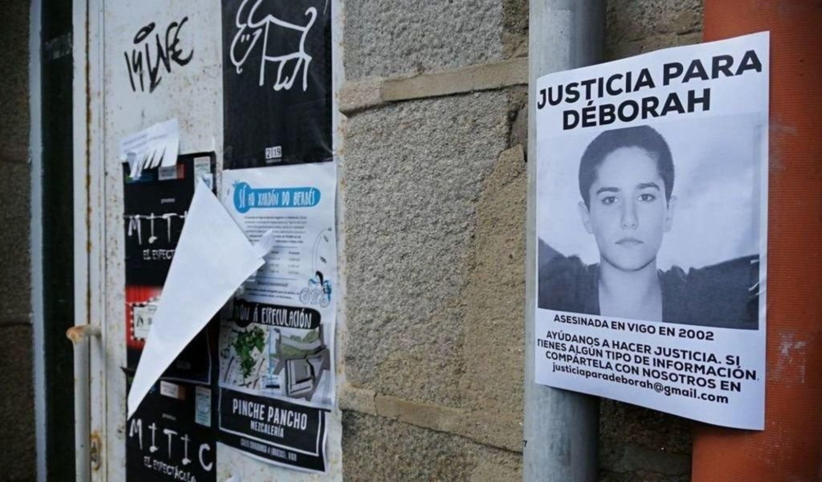Los carteles recordando a la joven viguesa todavía están presentes por la ciudad.