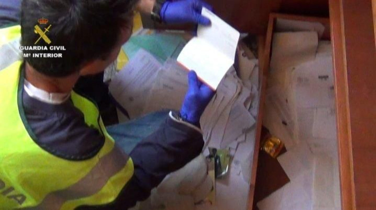 Imagen de uno de los registros llevados a cabo por la Guardia Civil durante el operativo en Castellón.