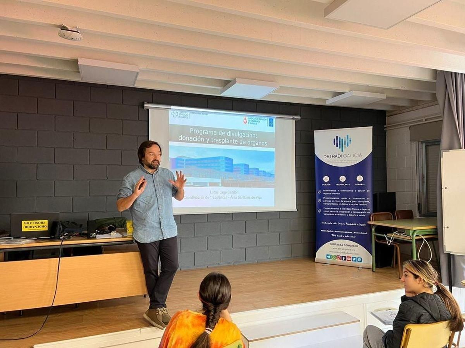 El coordinador de Trasplantes del Complejo Vigués, Lucas Lage, en una charla sobre la donación a escolares.