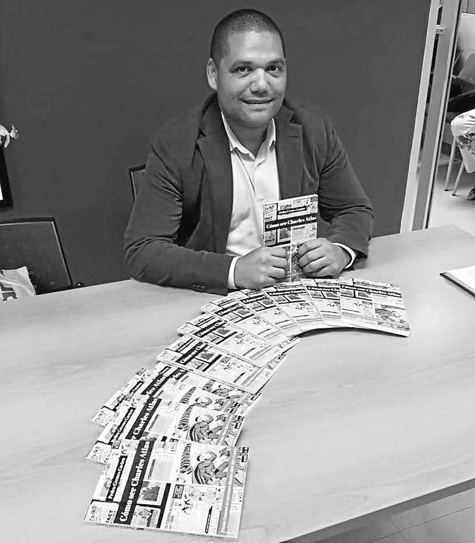 Pedro Crenes reside en Vigo donde escribe e imparte talleres literarios.